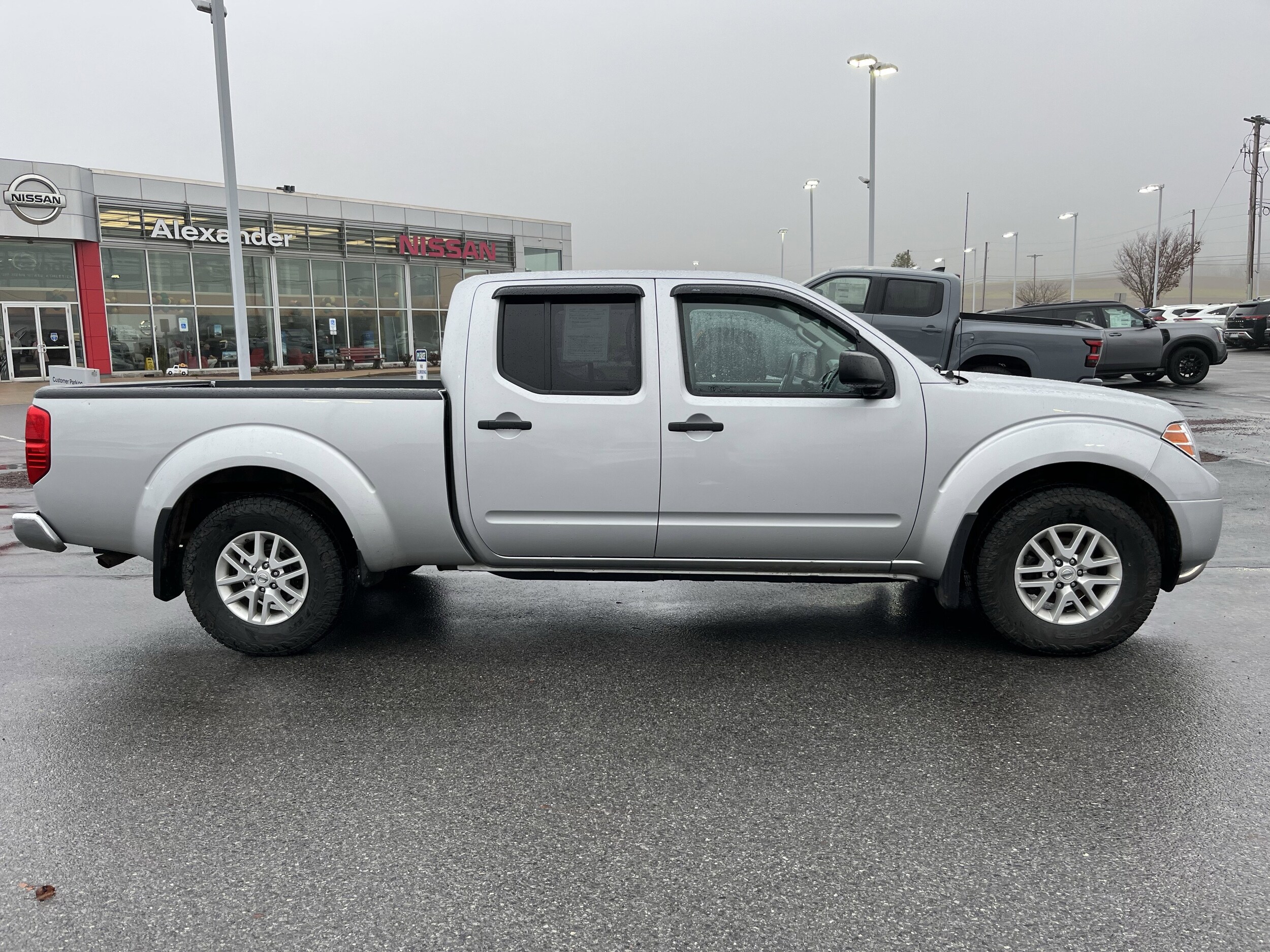 2017 Nissan Frontier Crew Cab SV photo 2