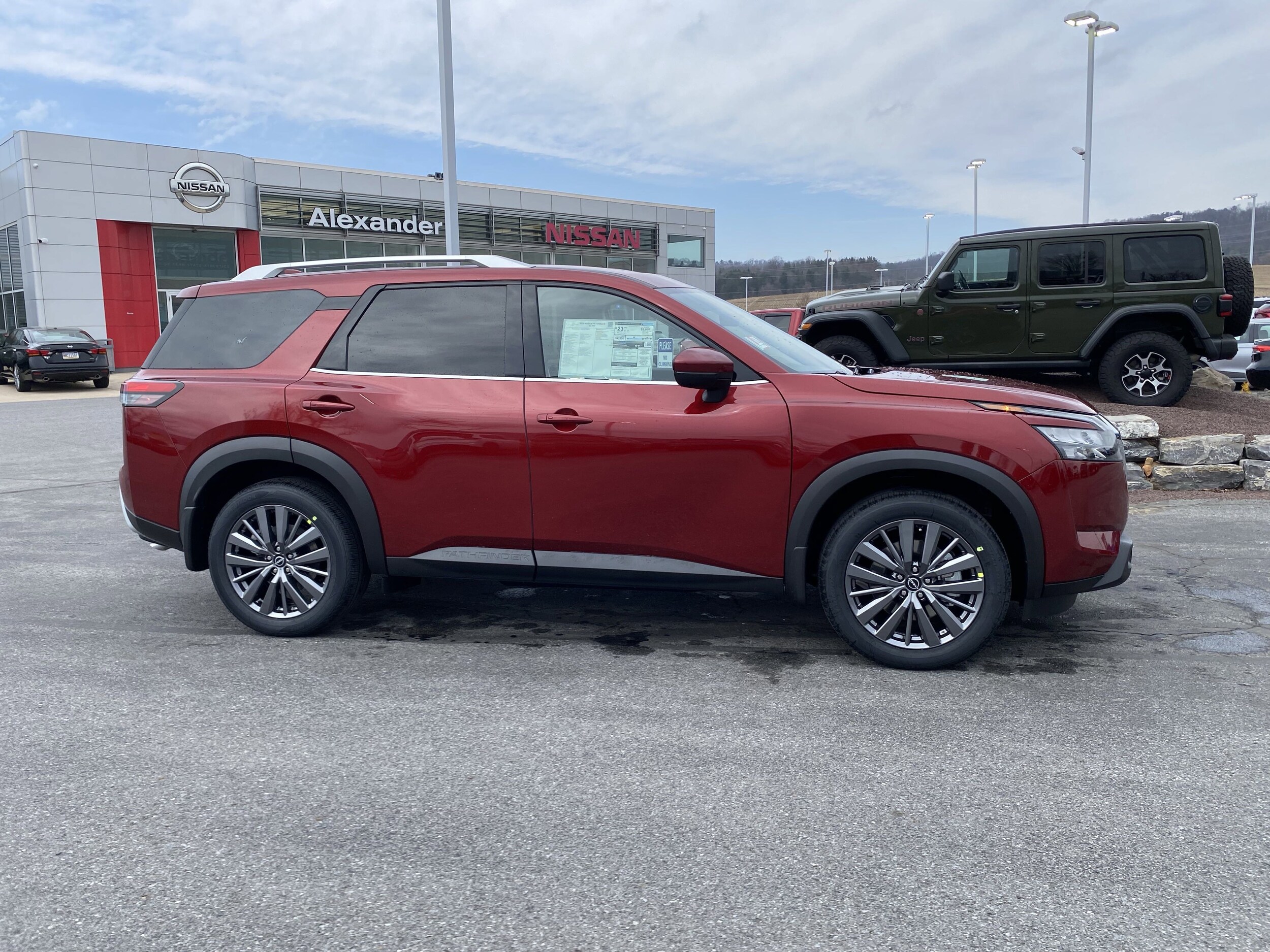 2025 Nissan Pathfinder SL photo 2