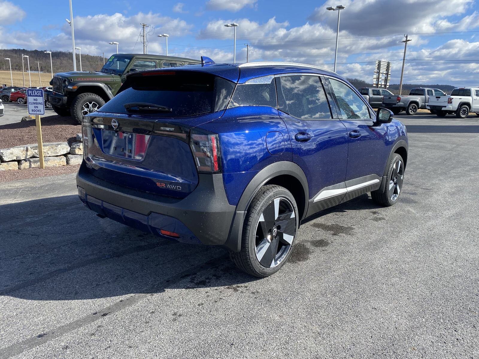2025 Nissan Kicks SR photo 3