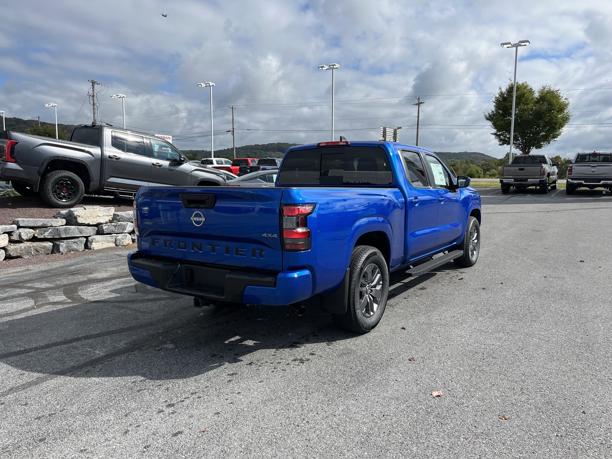 2026 Nissan Frontier SV photo 3