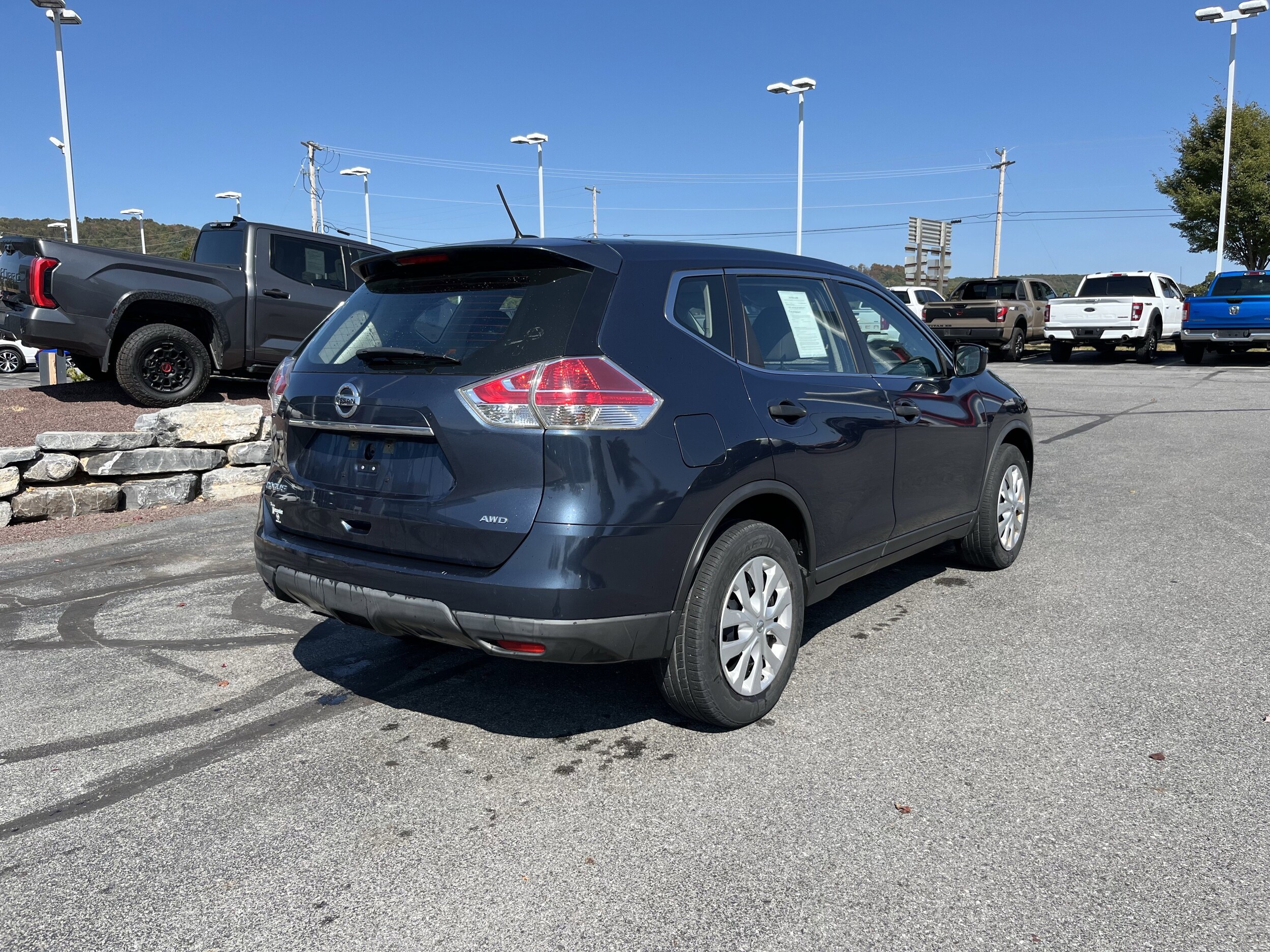 2016 Nissan Rogue AWD S photo 2