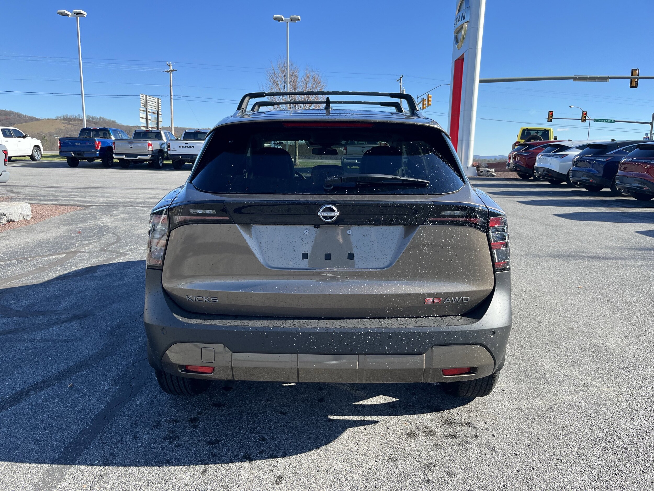 2026 Nissan Kicks SR photo 2