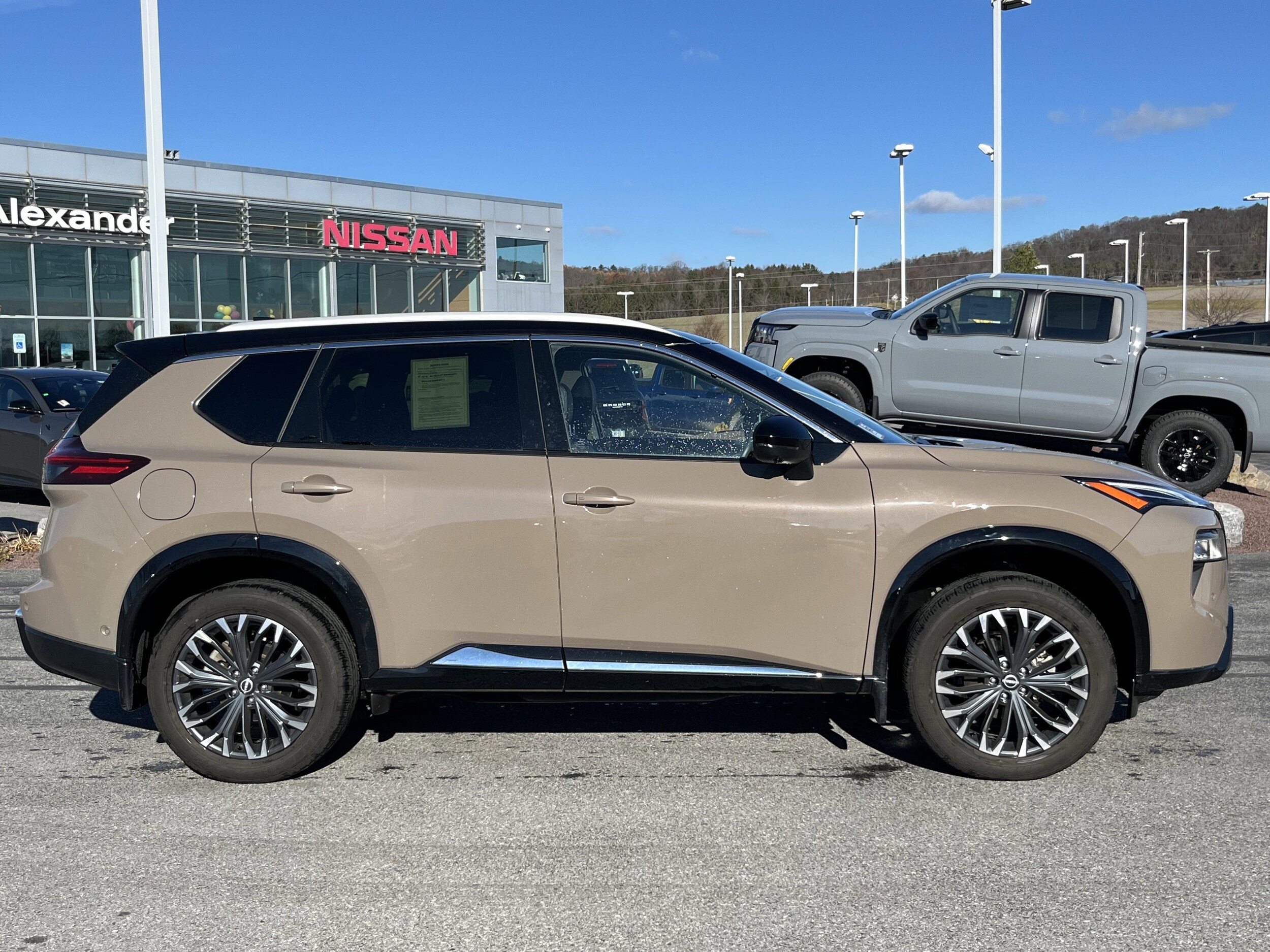 2024 Nissan Rogue AWD Platinum photo 2