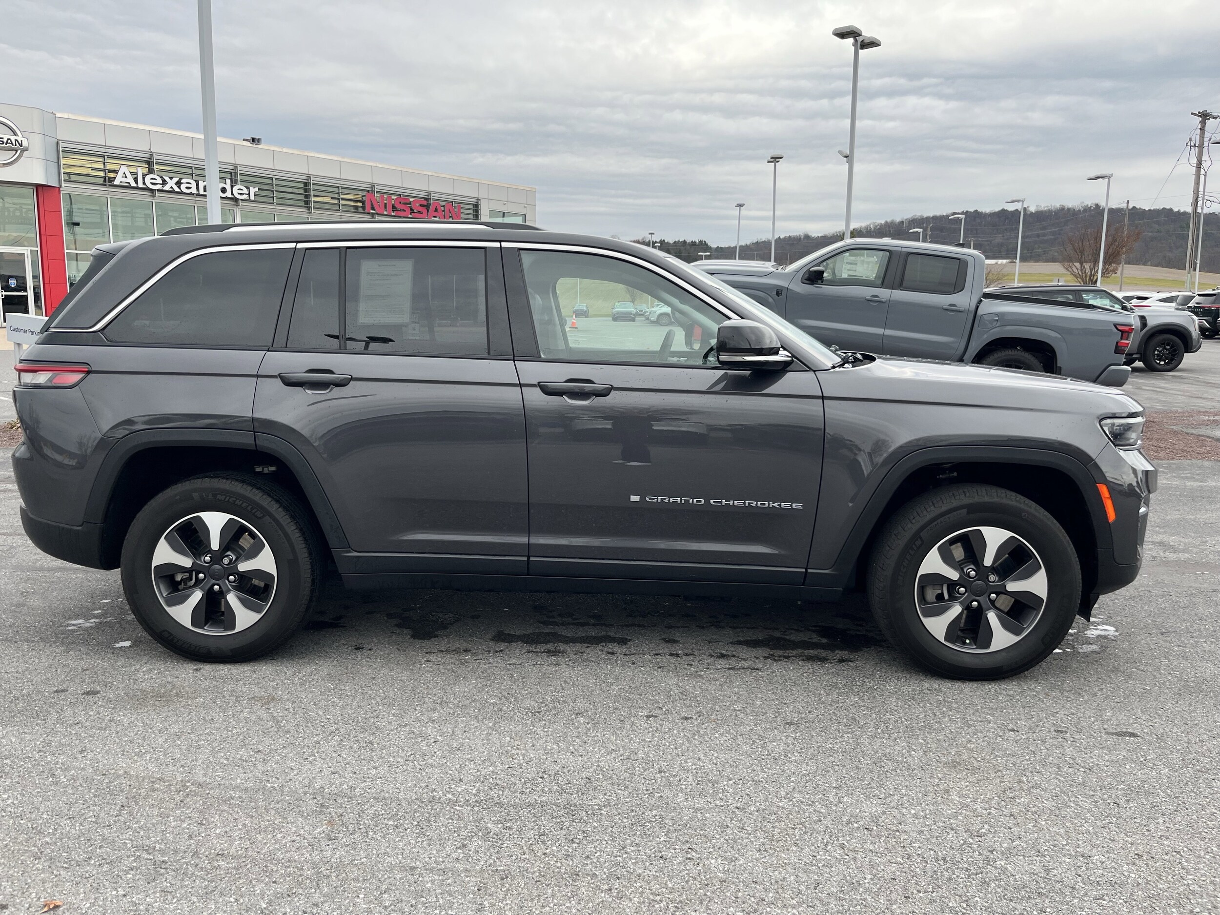 2023 Jeep Cherokee 4xe Base photo 2