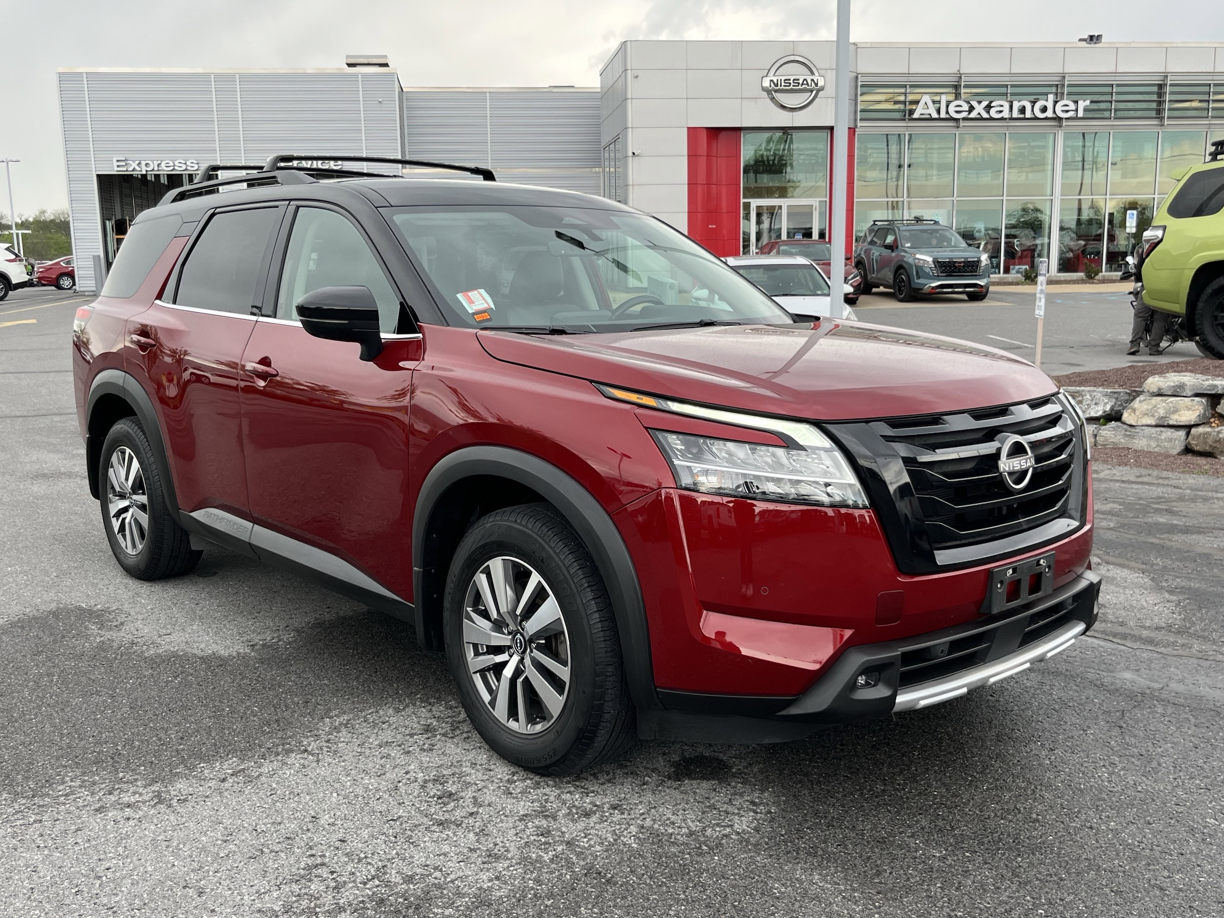 2023 Nissan Pathfinder SL 4WD's photo