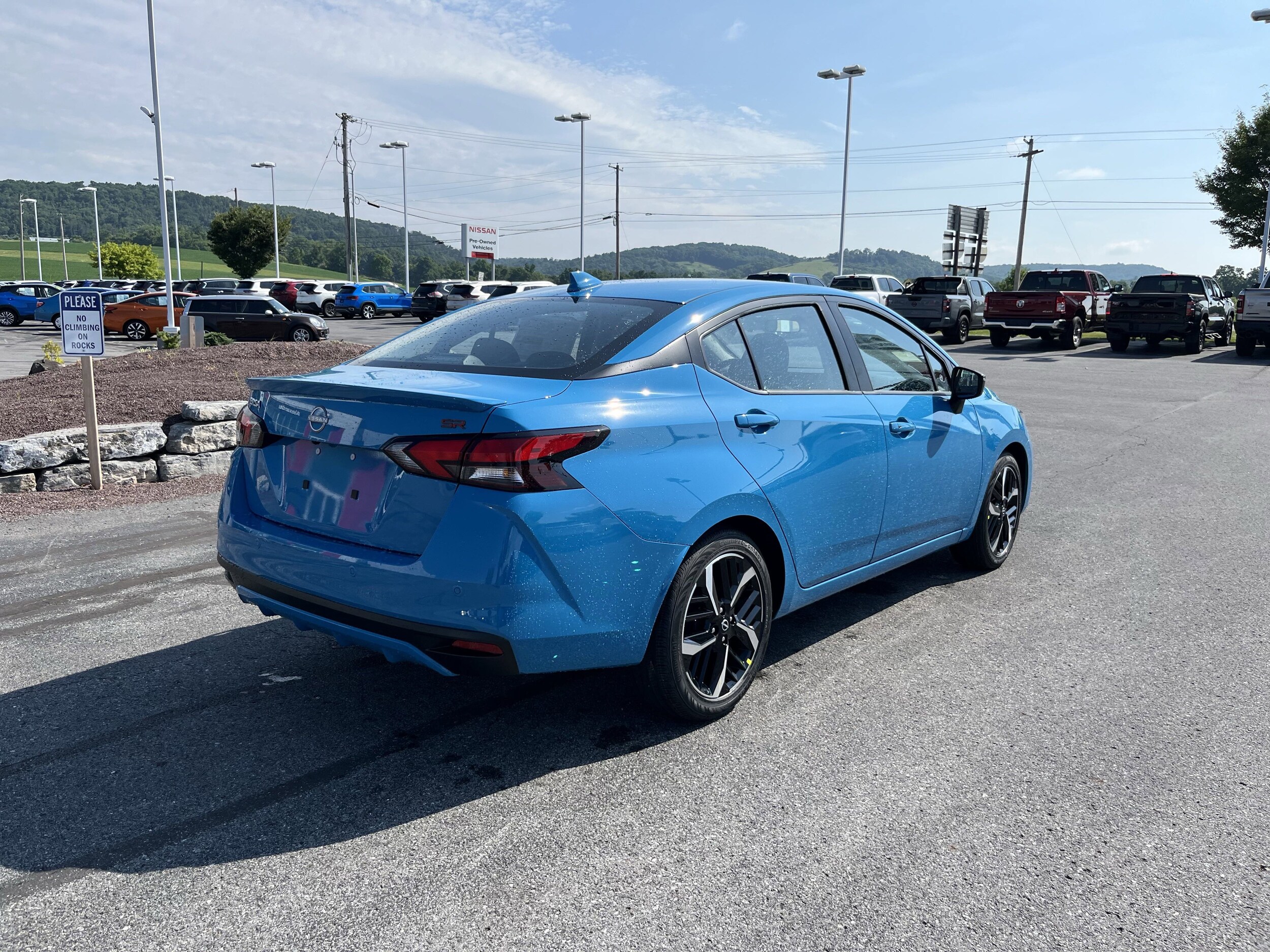 2025 Nissan Versa SR photo 3
