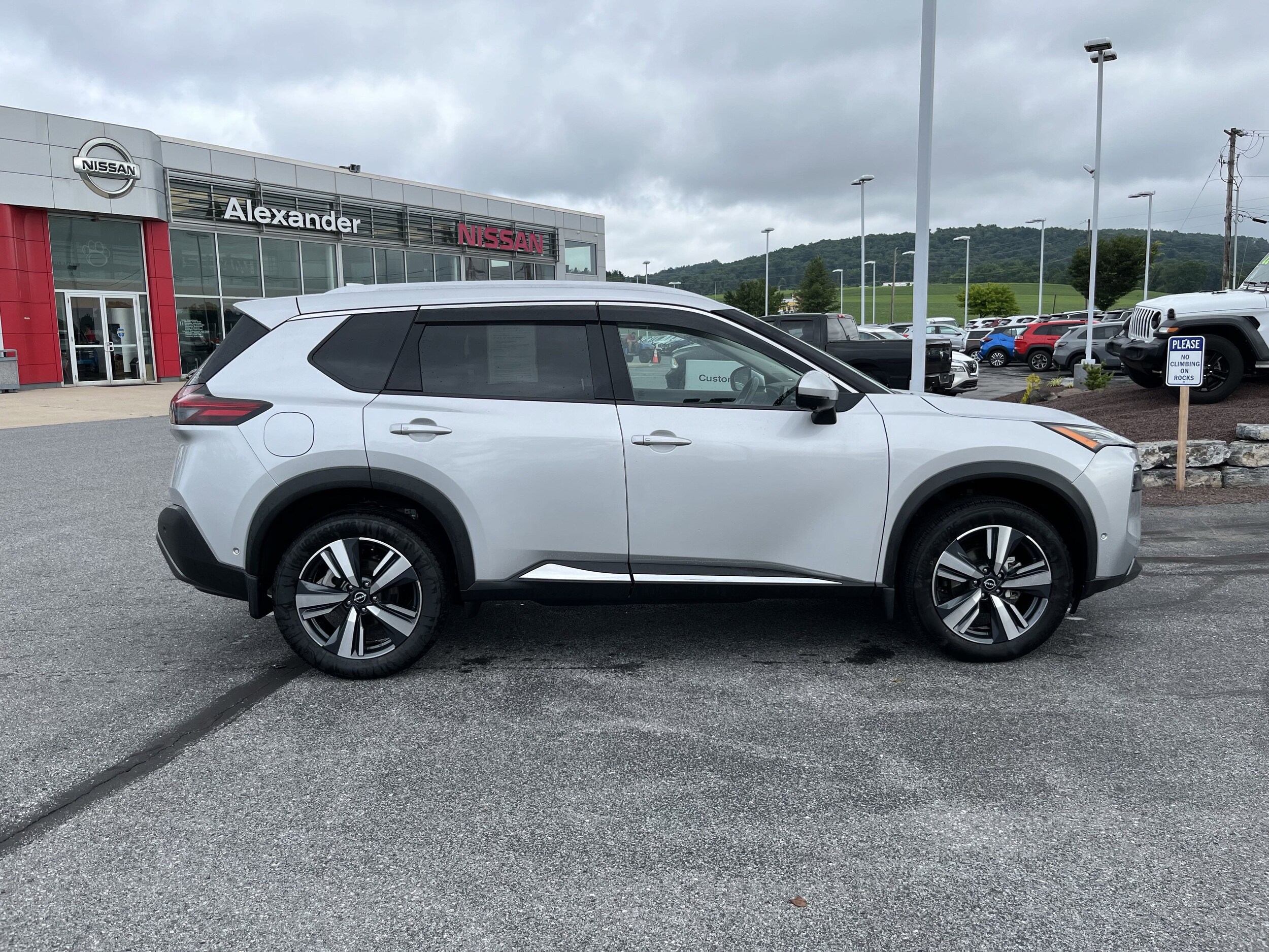 2022 Nissan Rogue AWD SL photo 2