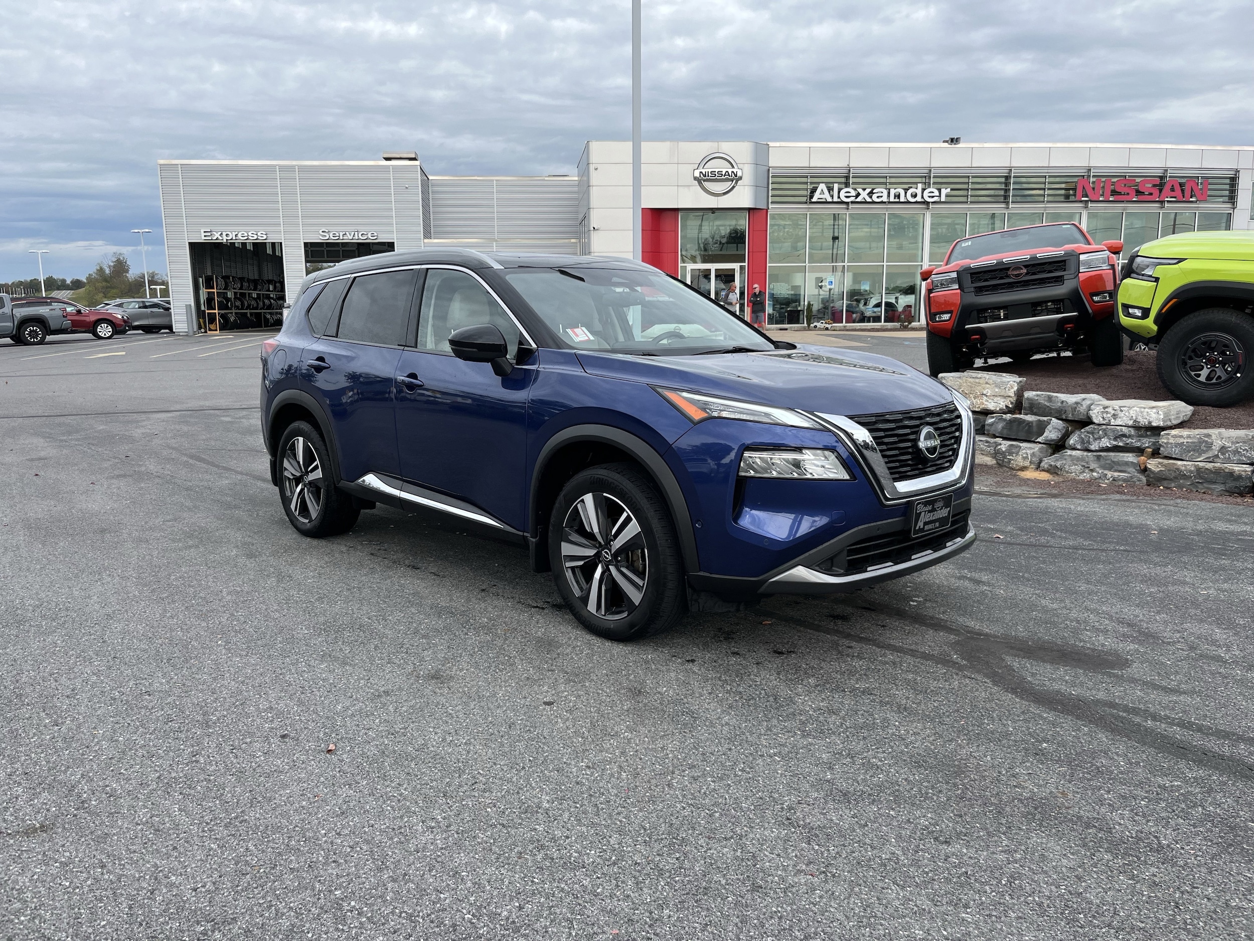 2023 Nissan Rogue SL's photo