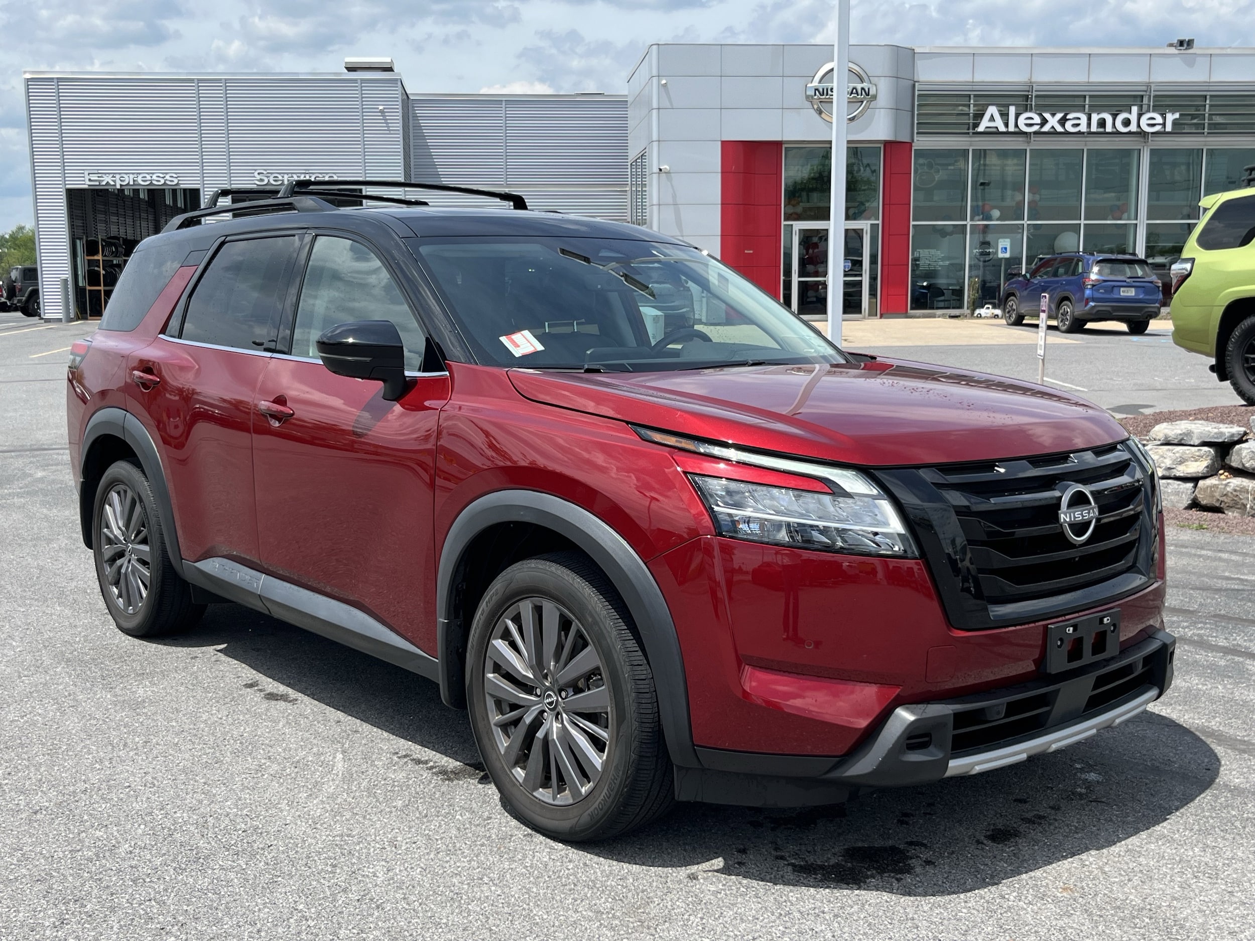 2023 Nissan Pathfinder SL 4WD's photo