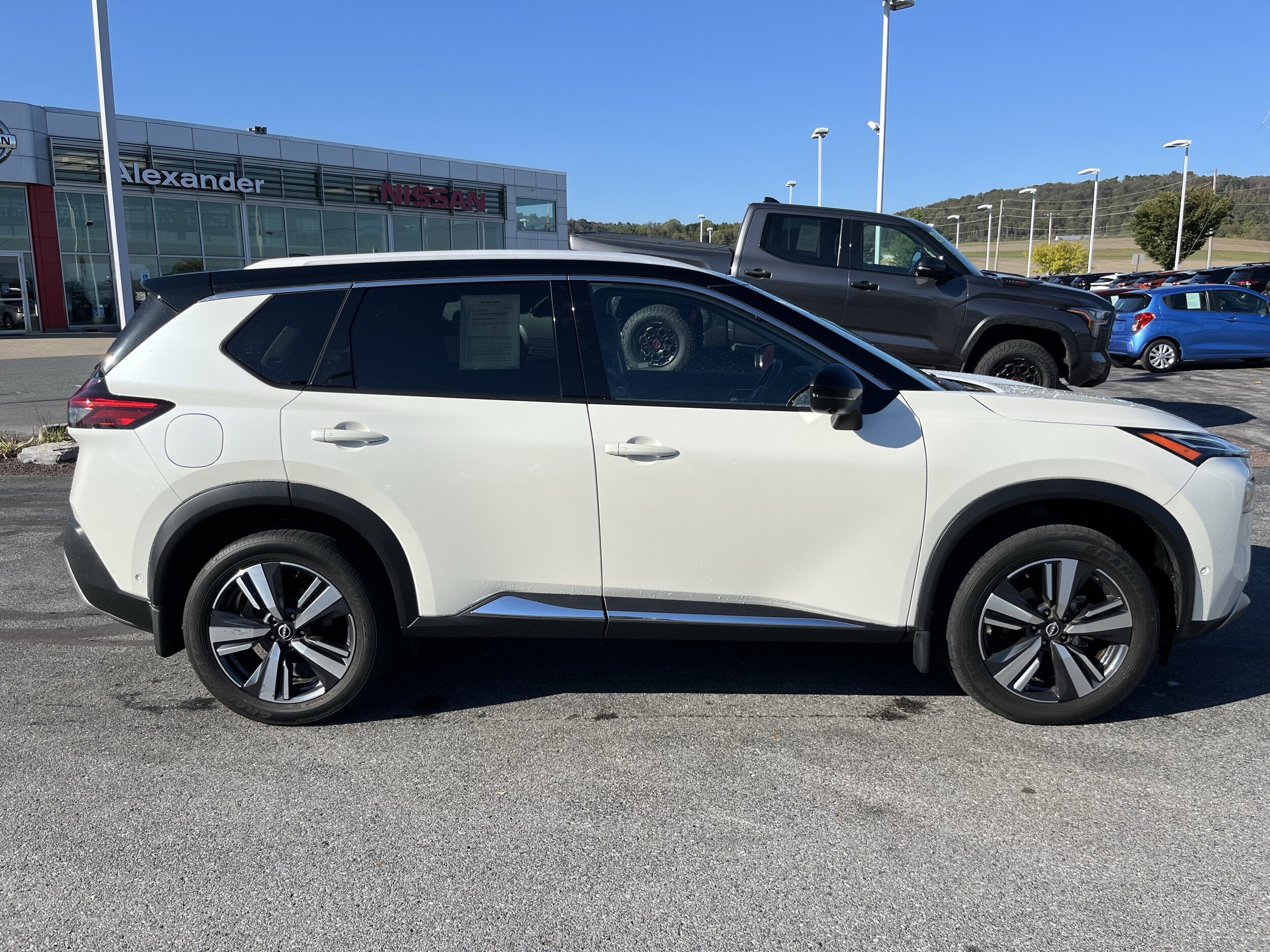 2023 Nissan Rogue AWD Platinum photo 2
