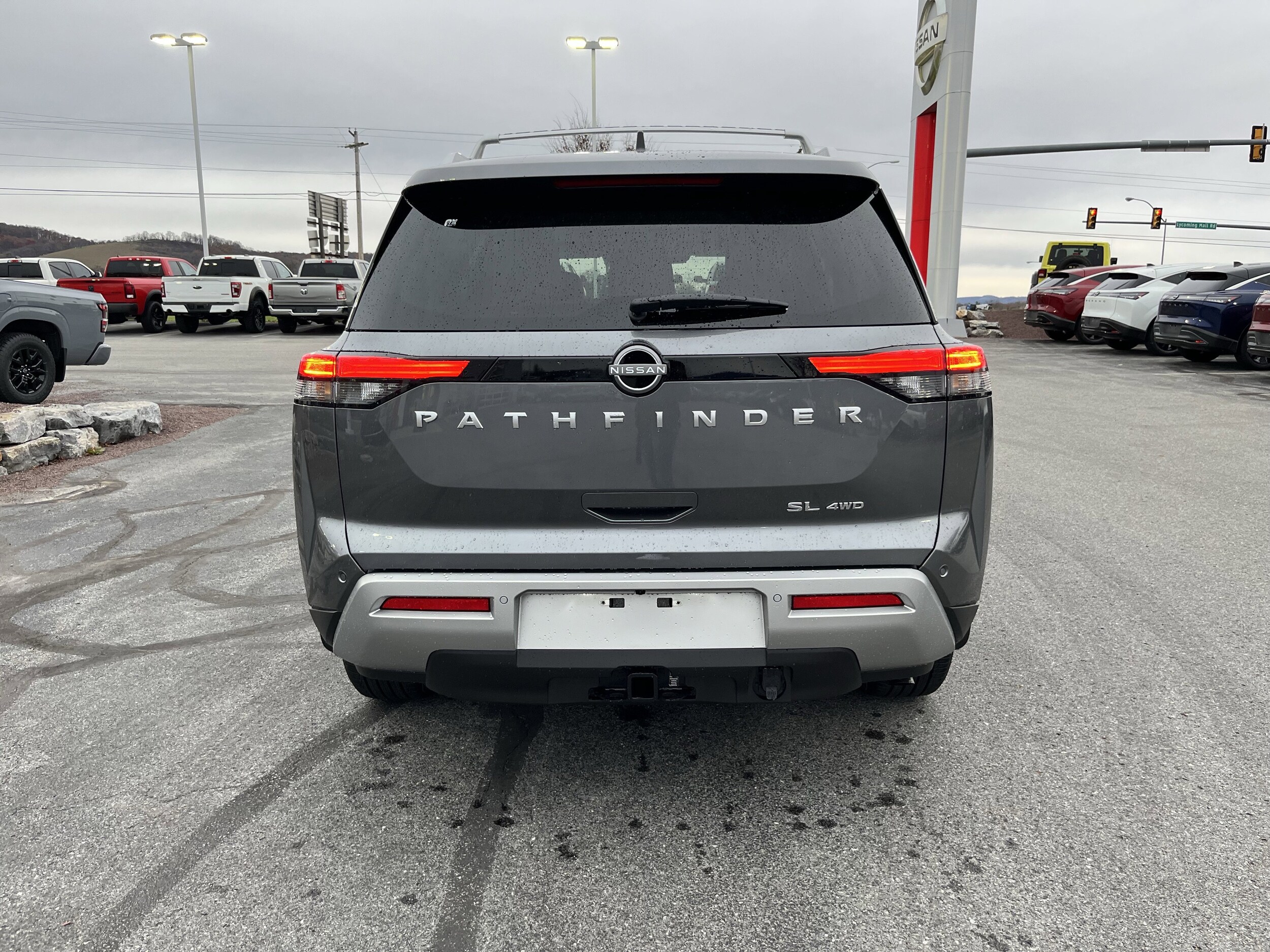 2025 Nissan Pathfinder SL photo 2