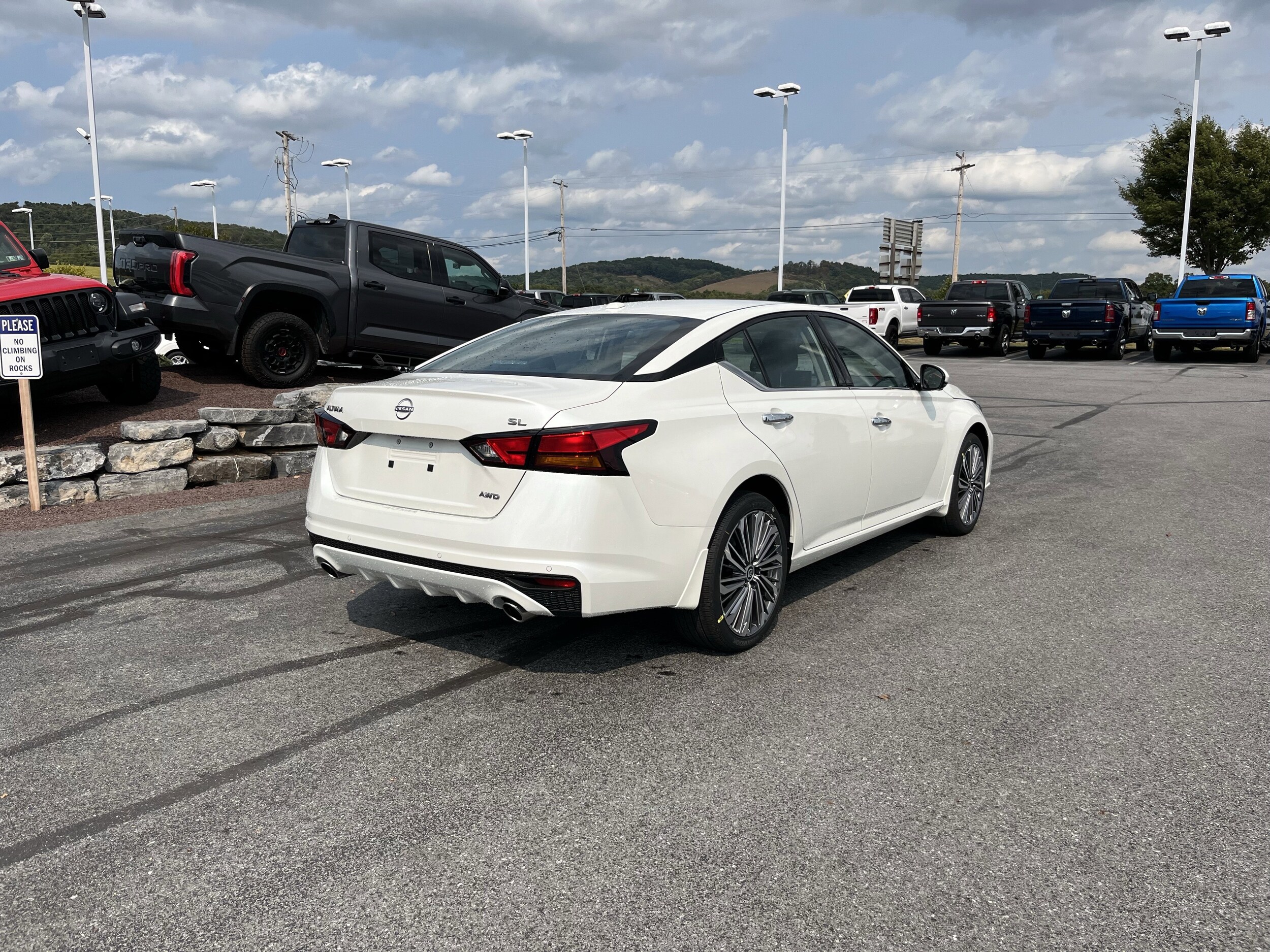 2025 Nissan Altima SL photo 3