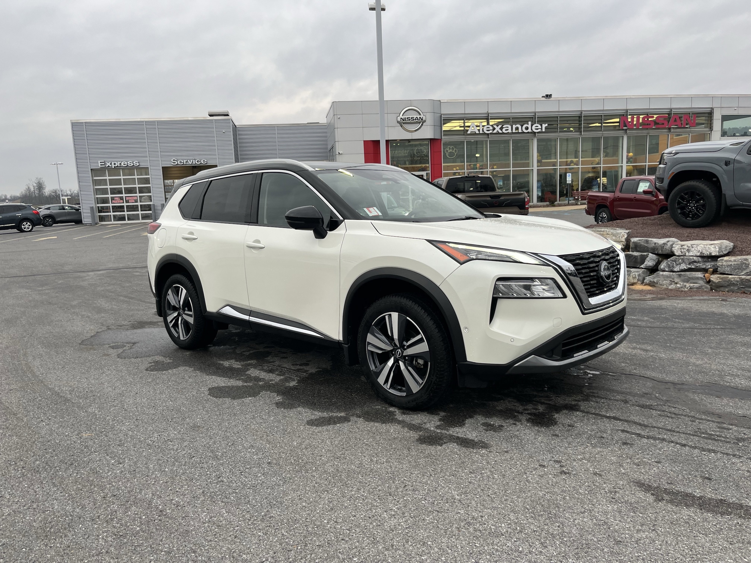 2023 Nissan Rogue SL's photo