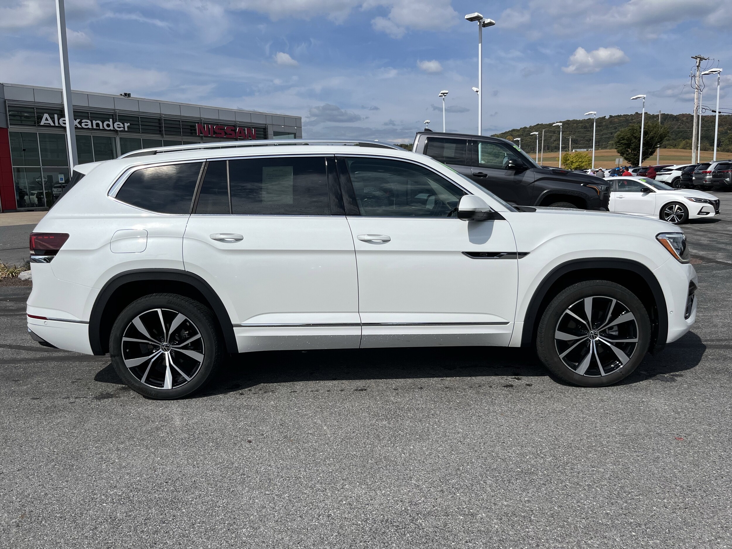 2024 Volkswagen Atlas SEL Premium R-Line photo 2