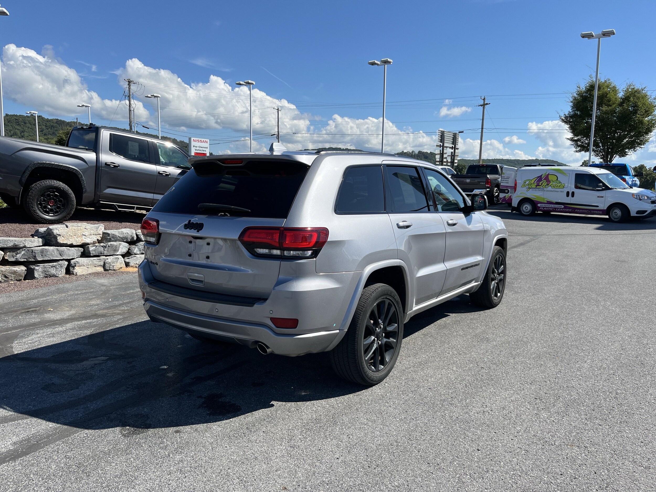 2021 Jeep Grand Cherokee Laredo X photo 3