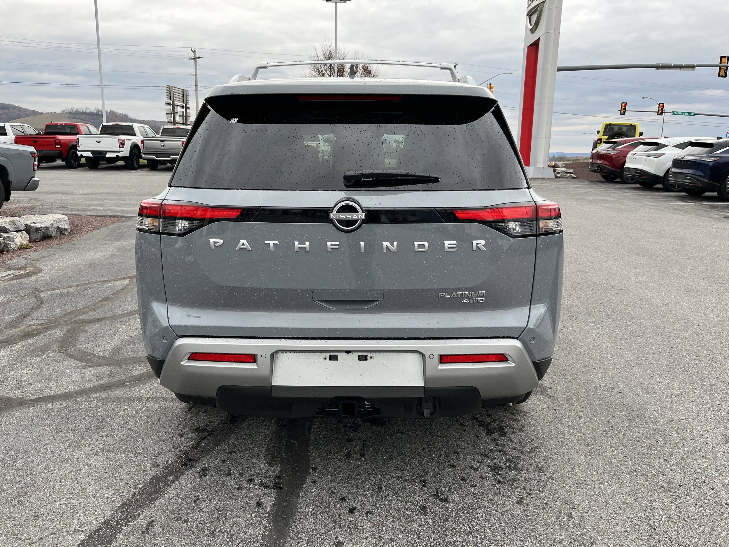 2025 Nissan Pathfinder Platinum photo 3