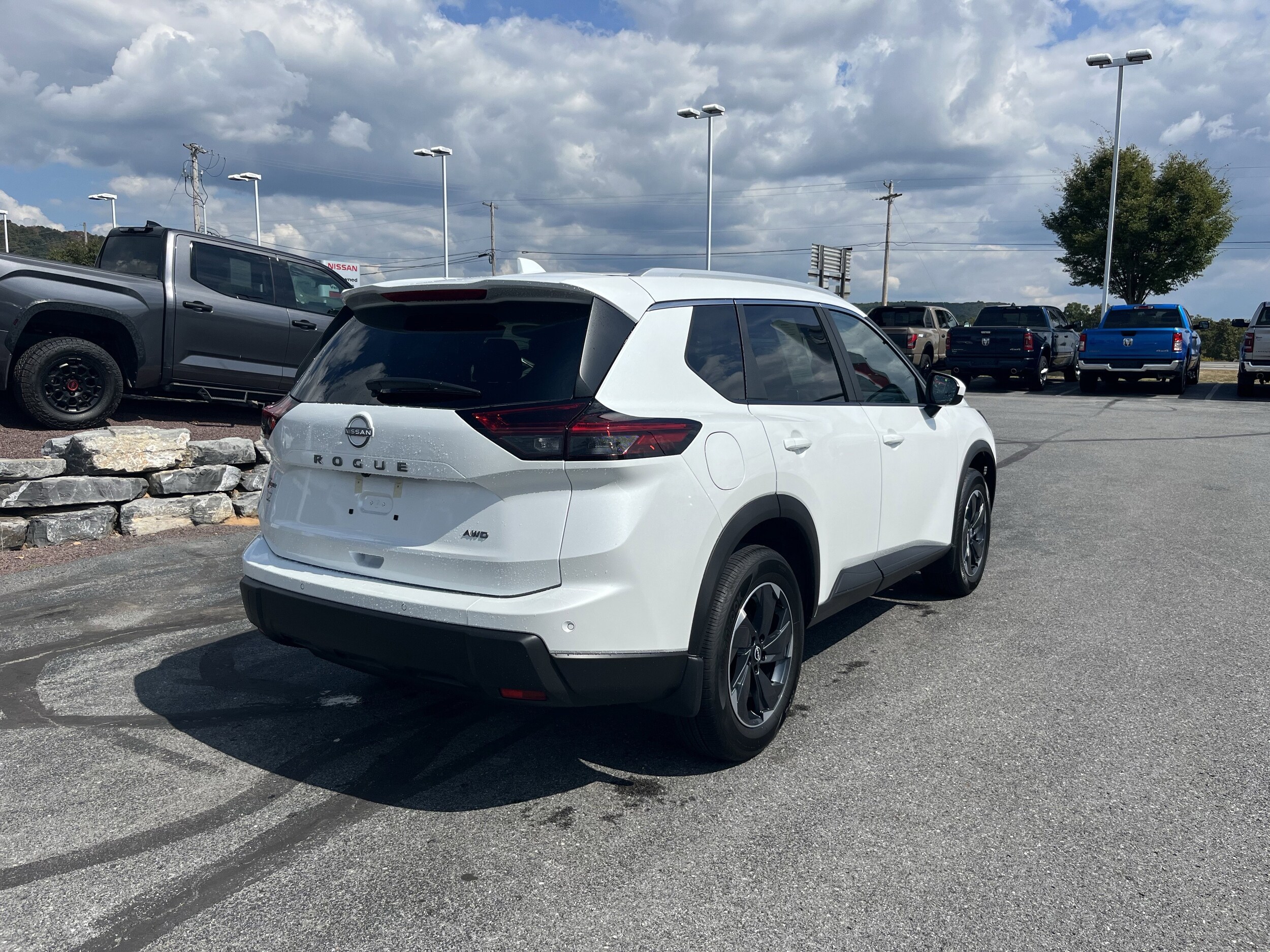 2026 Nissan Rogue AWD SV photo 2