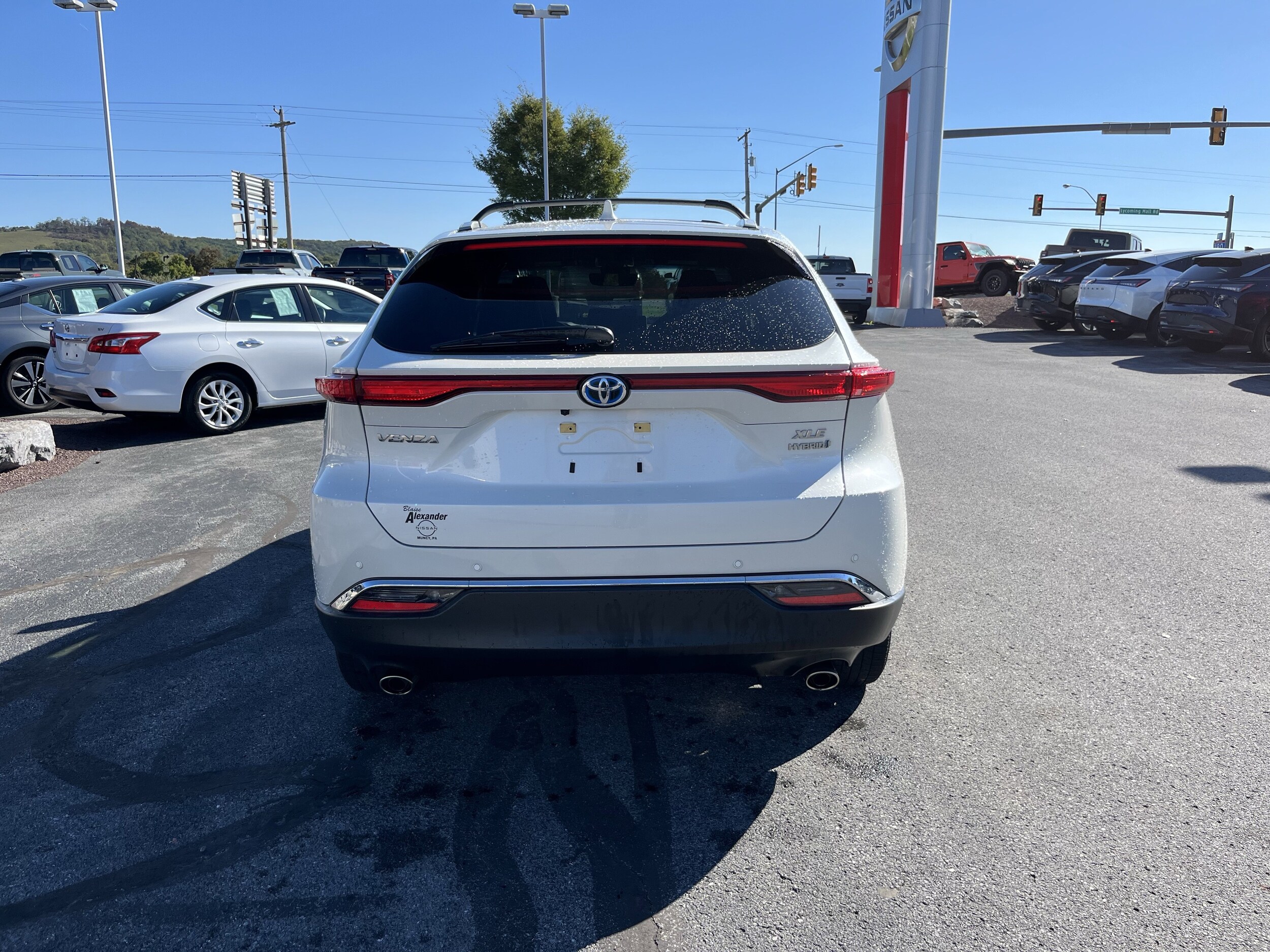 2022 Toyota Venza LE photo 2