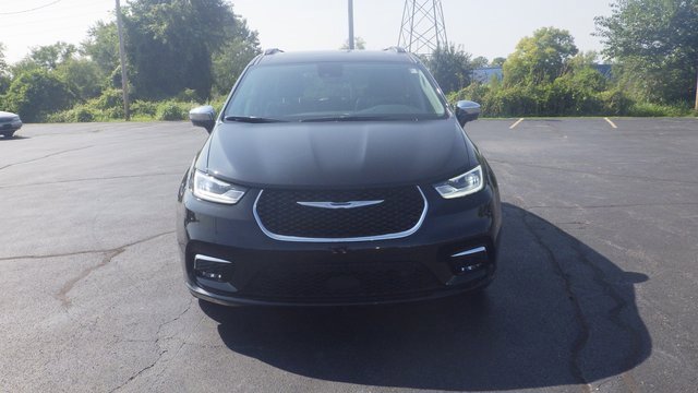 Used 2023 Chrysler Pacifica Limited with VIN 2C4RC1GG1PR589955 for sale in Decatur, IL