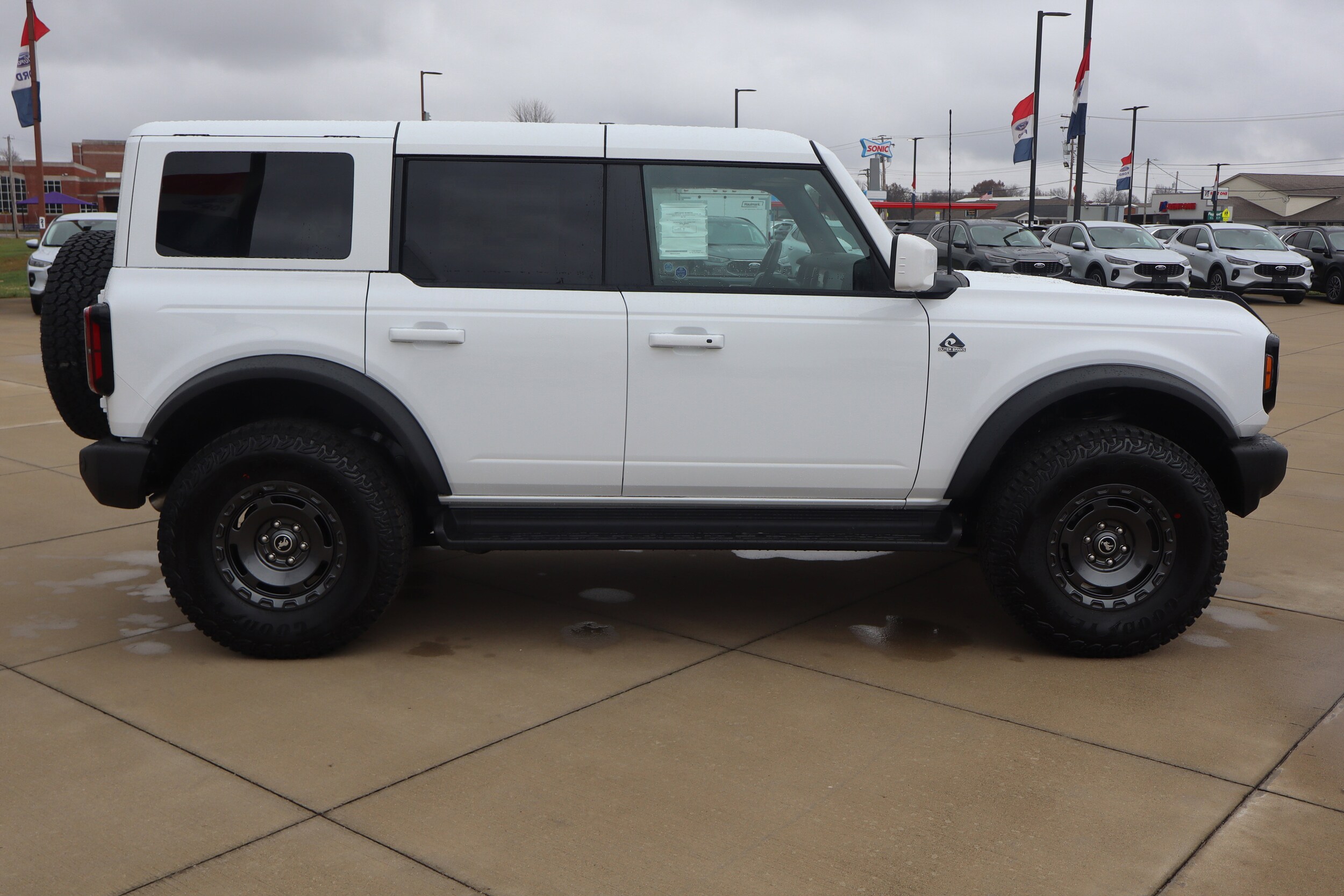 2025 Ford Bronco Outer Banks photo 4