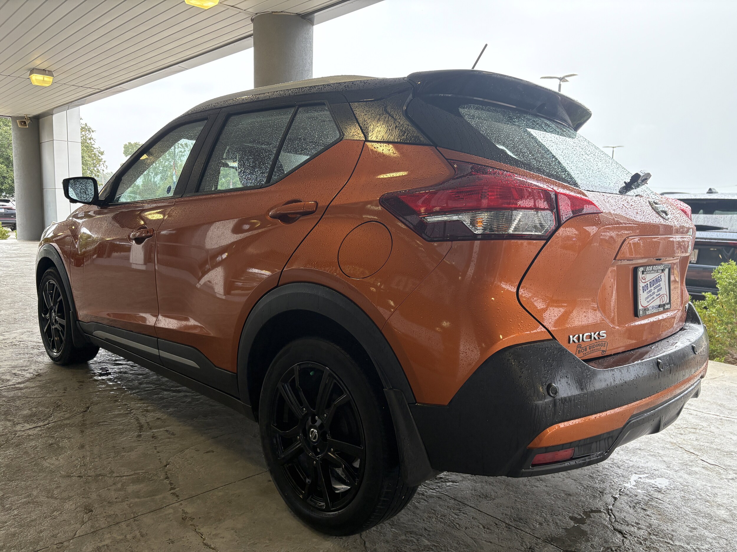2020 Nissan Kicks SR photo 2