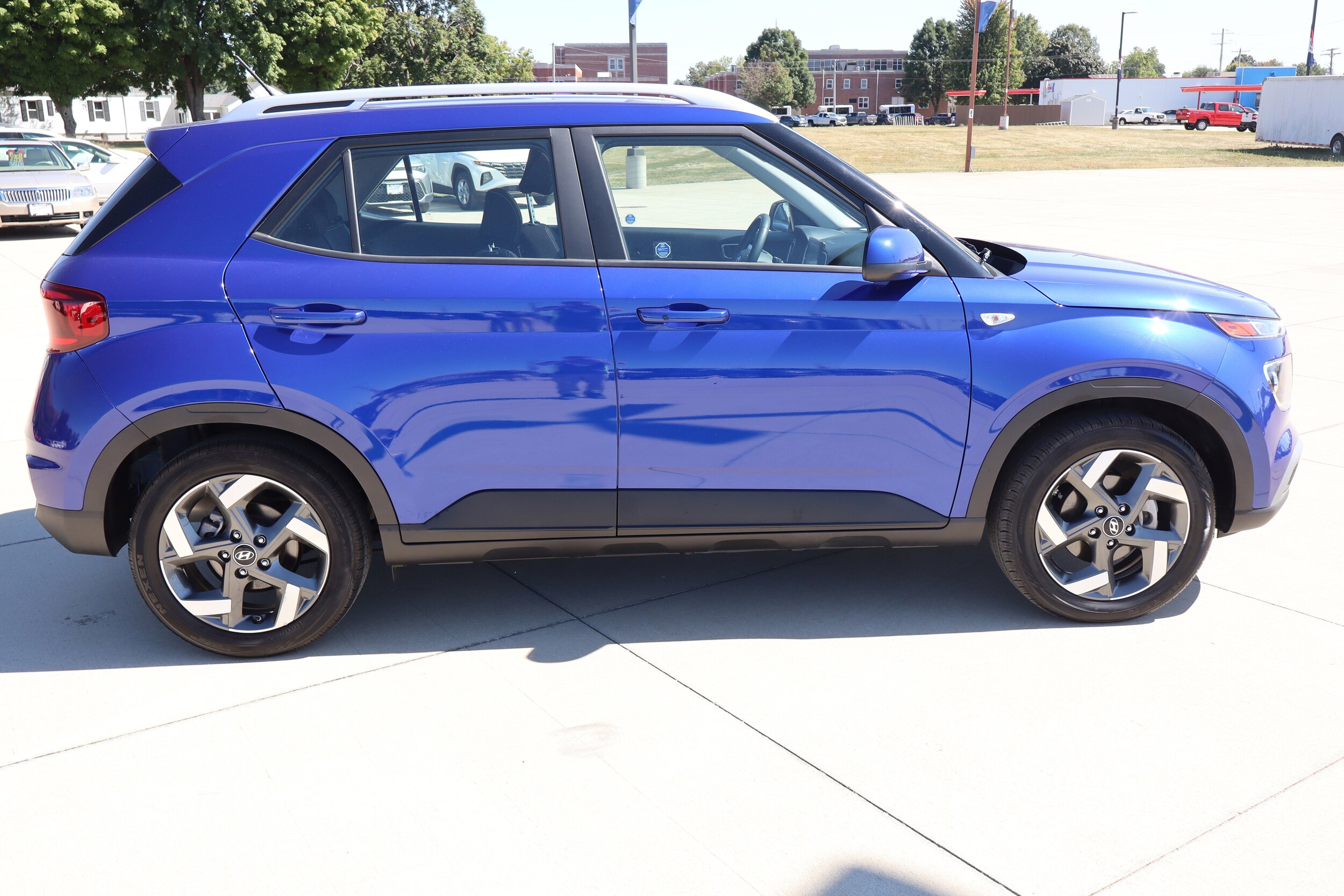 2024 Hyundai Venue SEL photo 2