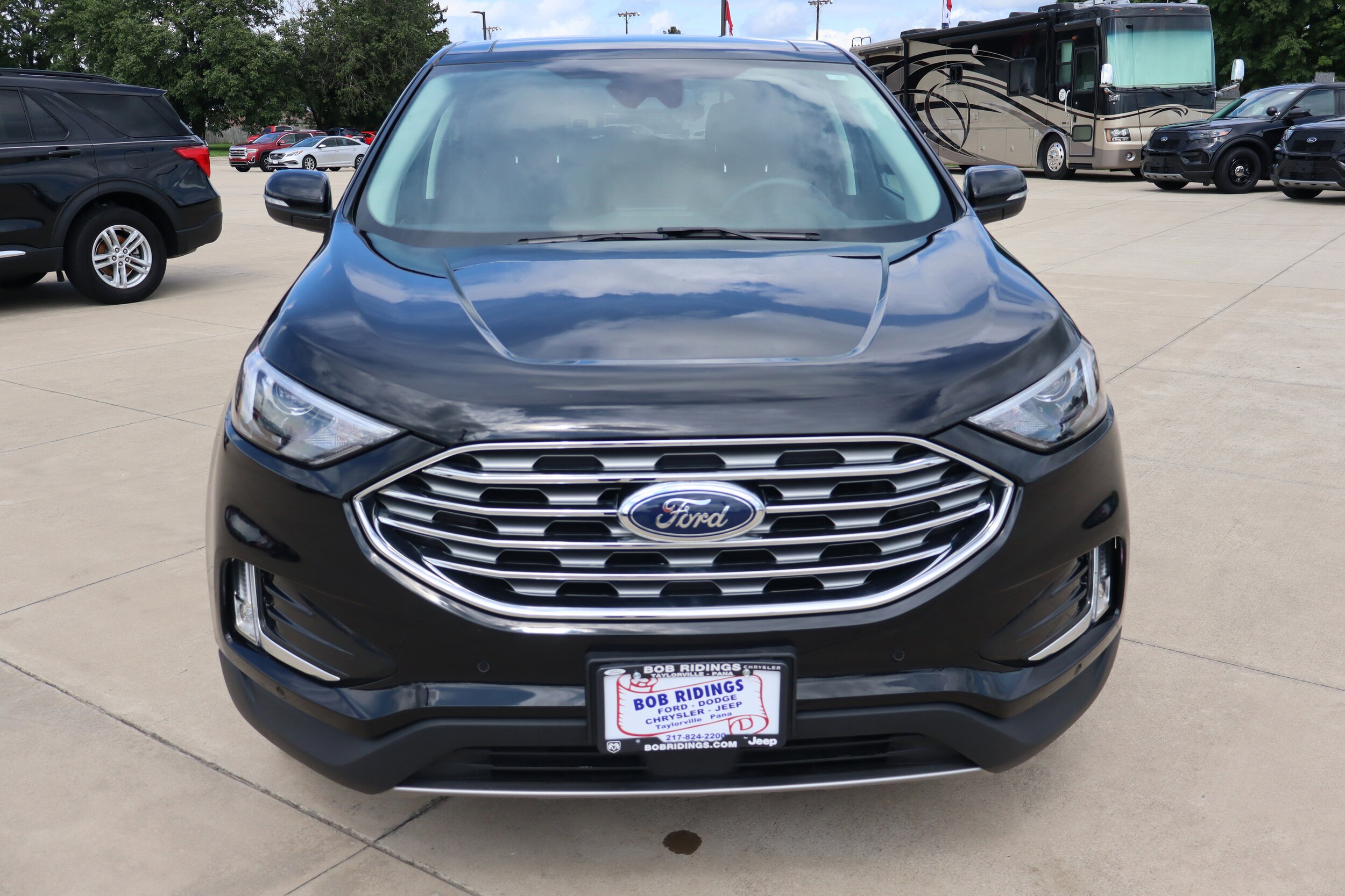 2024 Ford Edge Titanium photo 2