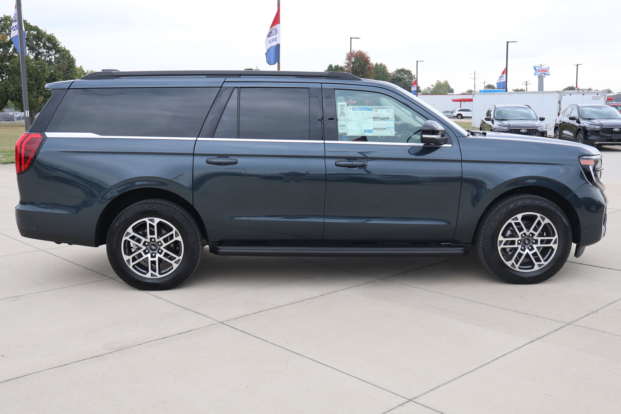 2025 Ford Expedition MAX photo 2