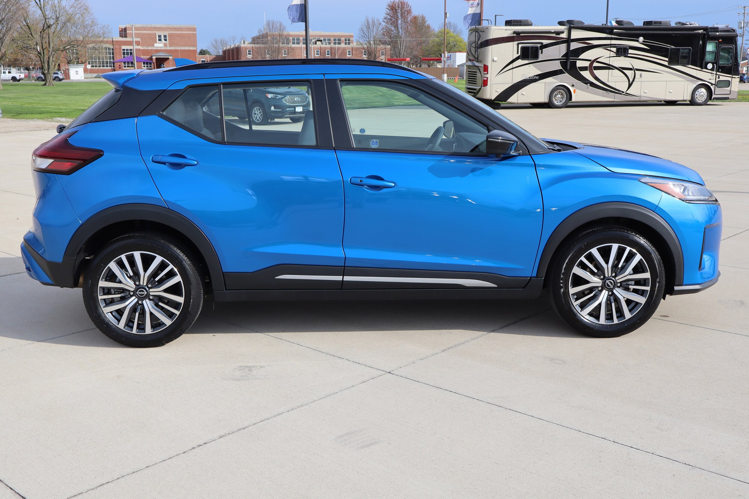 2024 Nissan Kicks SR photo 4