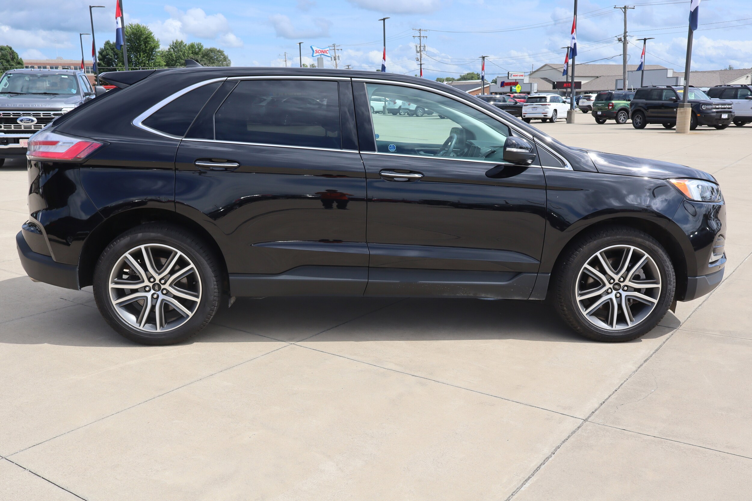 2024 Ford Edge Titanium photo 4