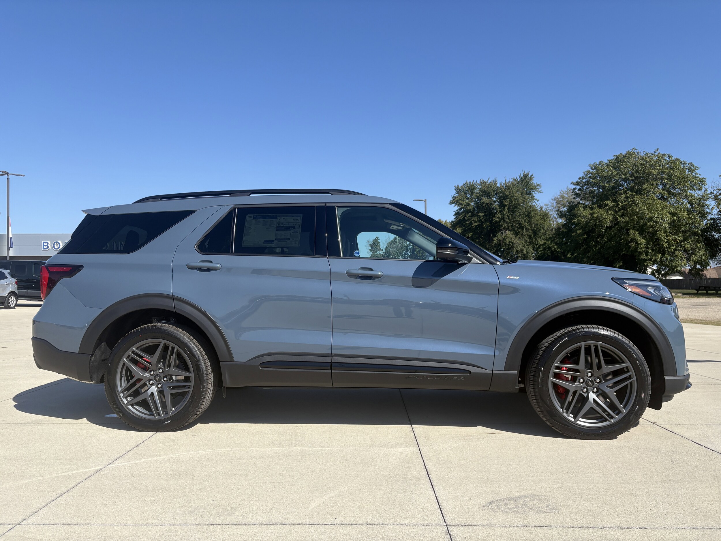 2025 Ford Explorer ST-Line photo 4