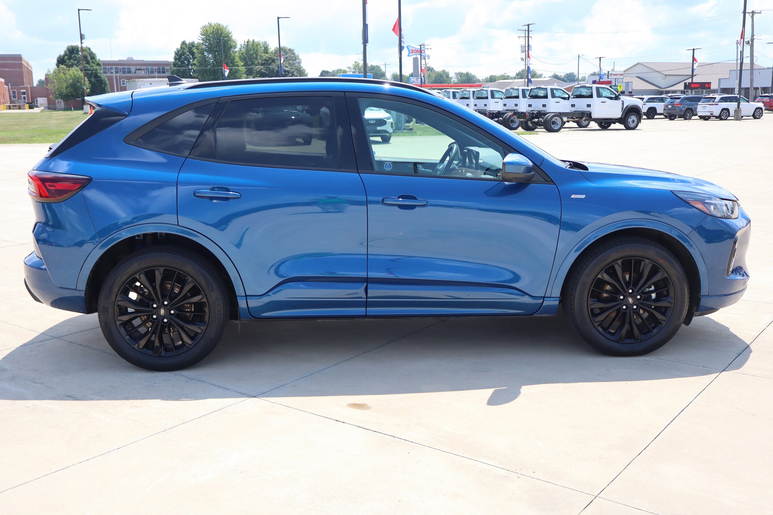 2023 Ford Escape ST-Line Elite photo 2