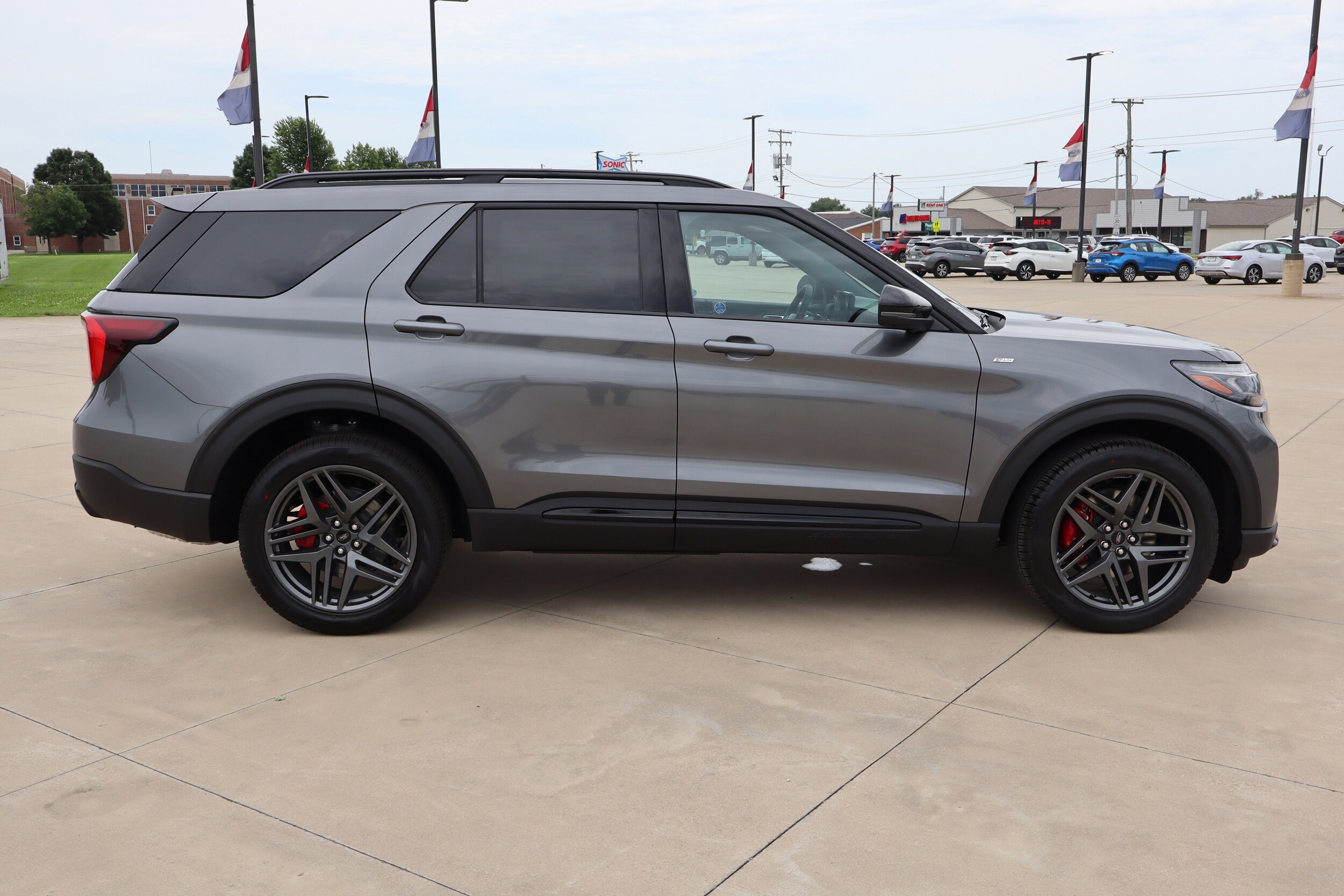 2025 Ford Explorer ST-Line photo 4