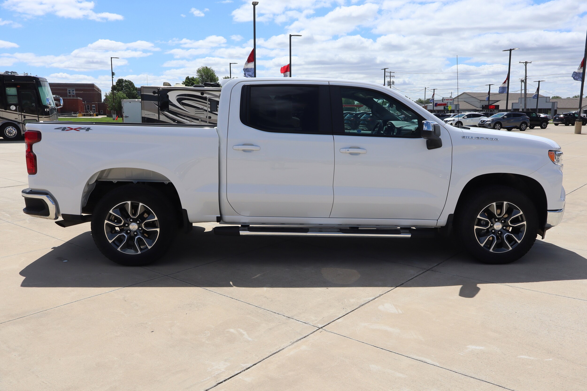 2023 Chevrolet Silverado 1500 LT photo 4