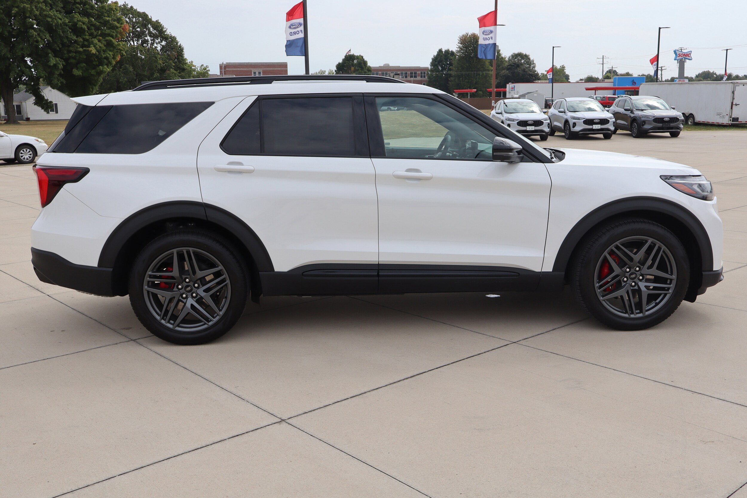 2025 Ford Explorer ST photo 4