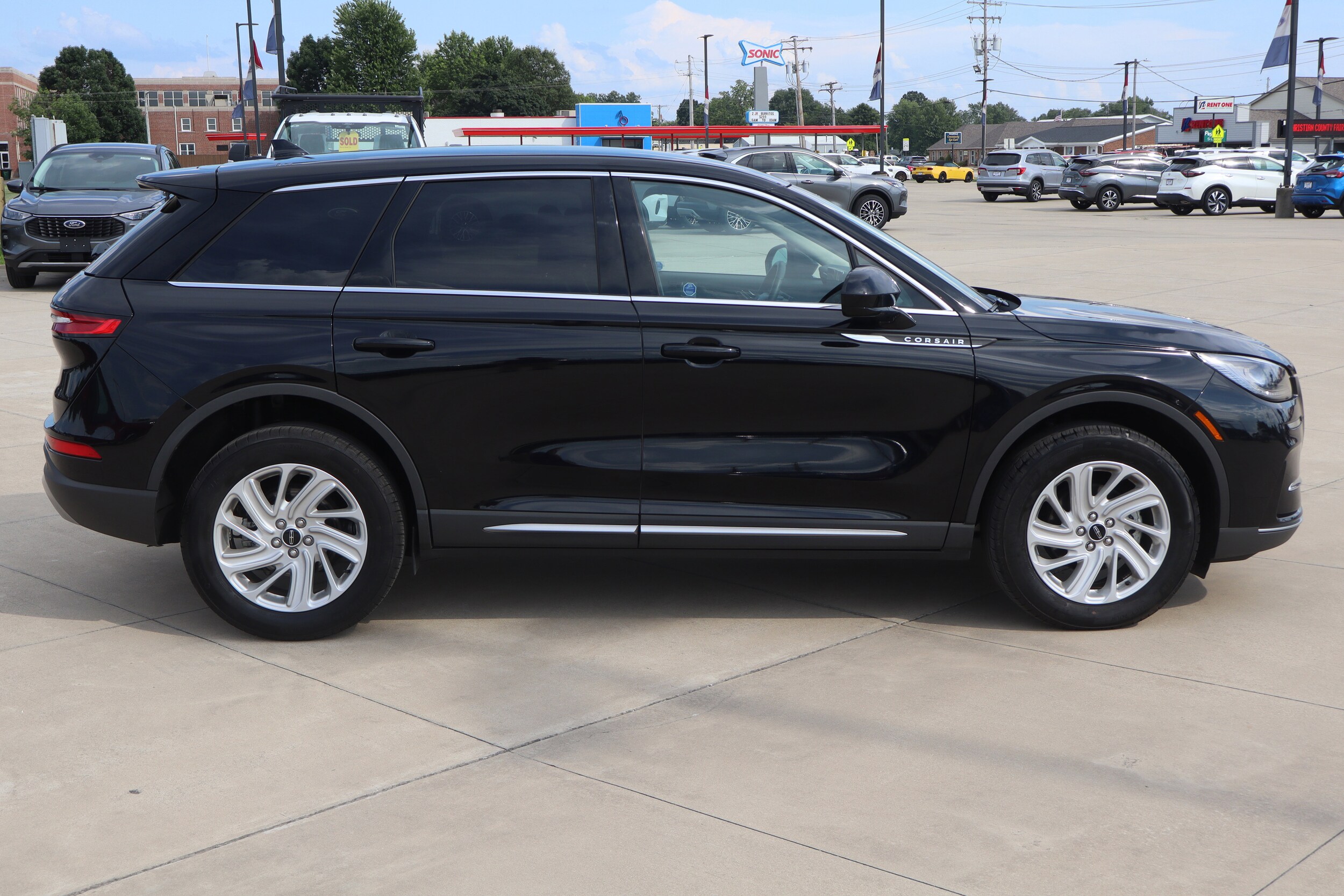 2023 Lincoln Corsair Standard photo 4