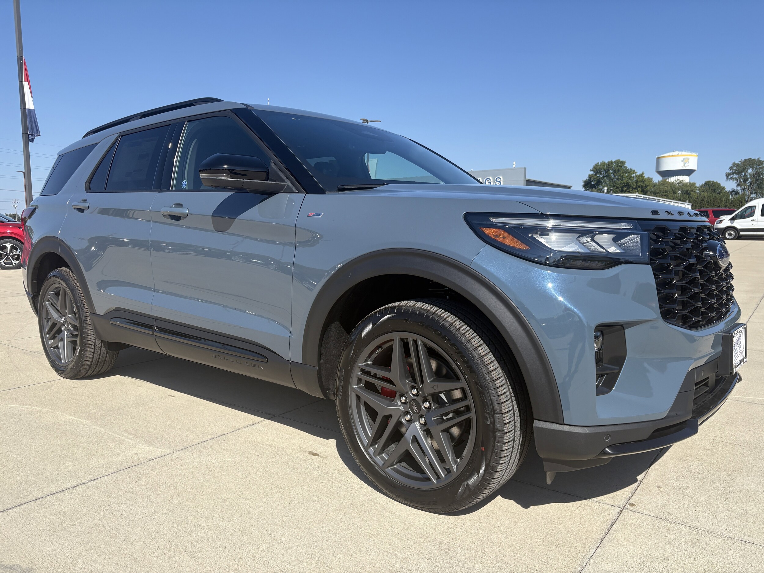 2025 Ford Explorer ST-Line photo 3