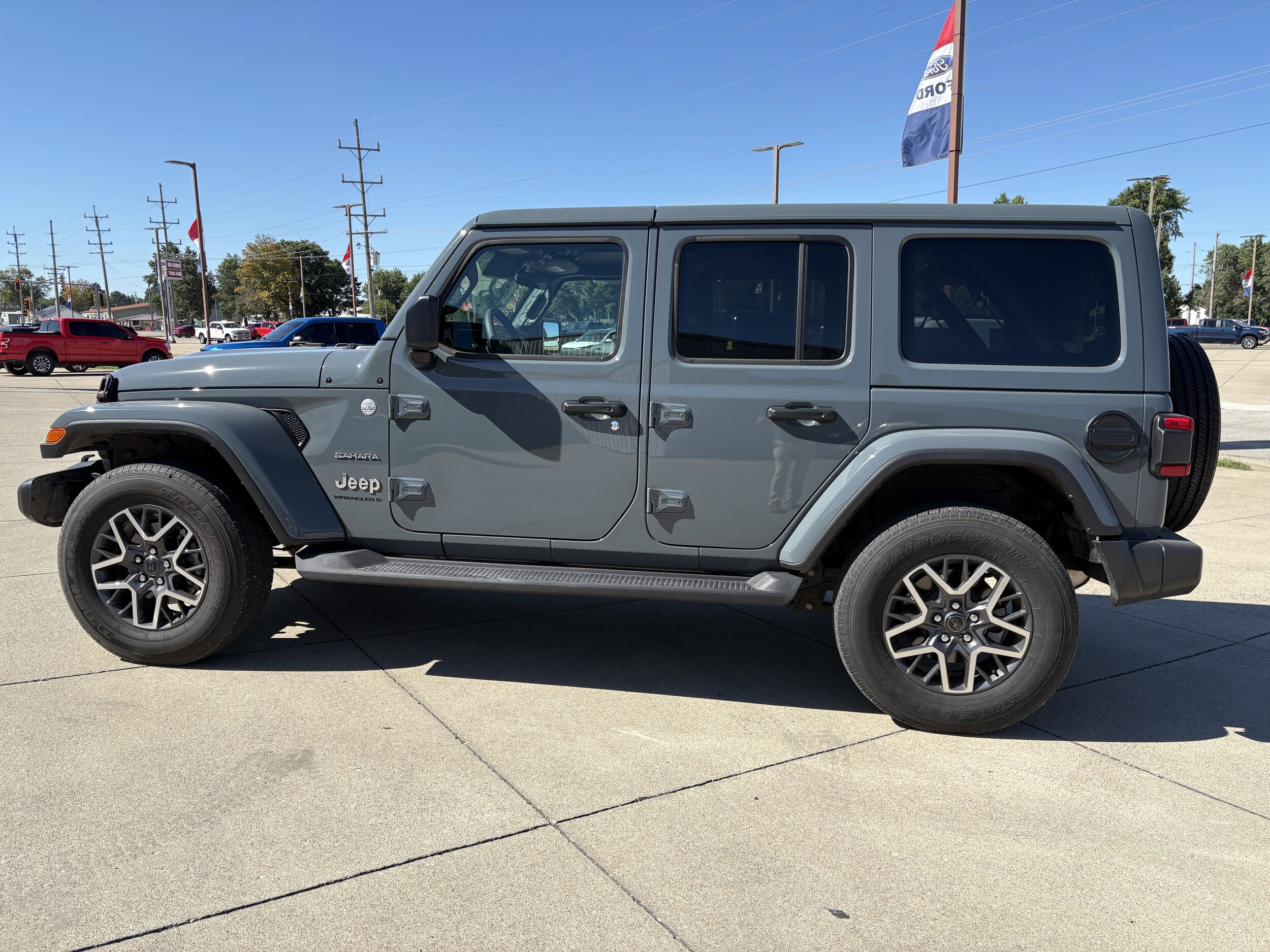 2024 Jeep Wrangler Sahara photo 2