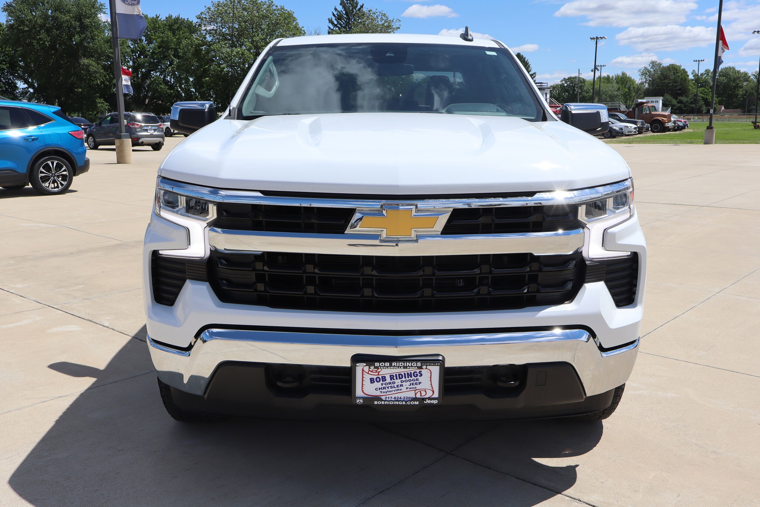 2023 Chevrolet Silverado 1500 LT photo 2