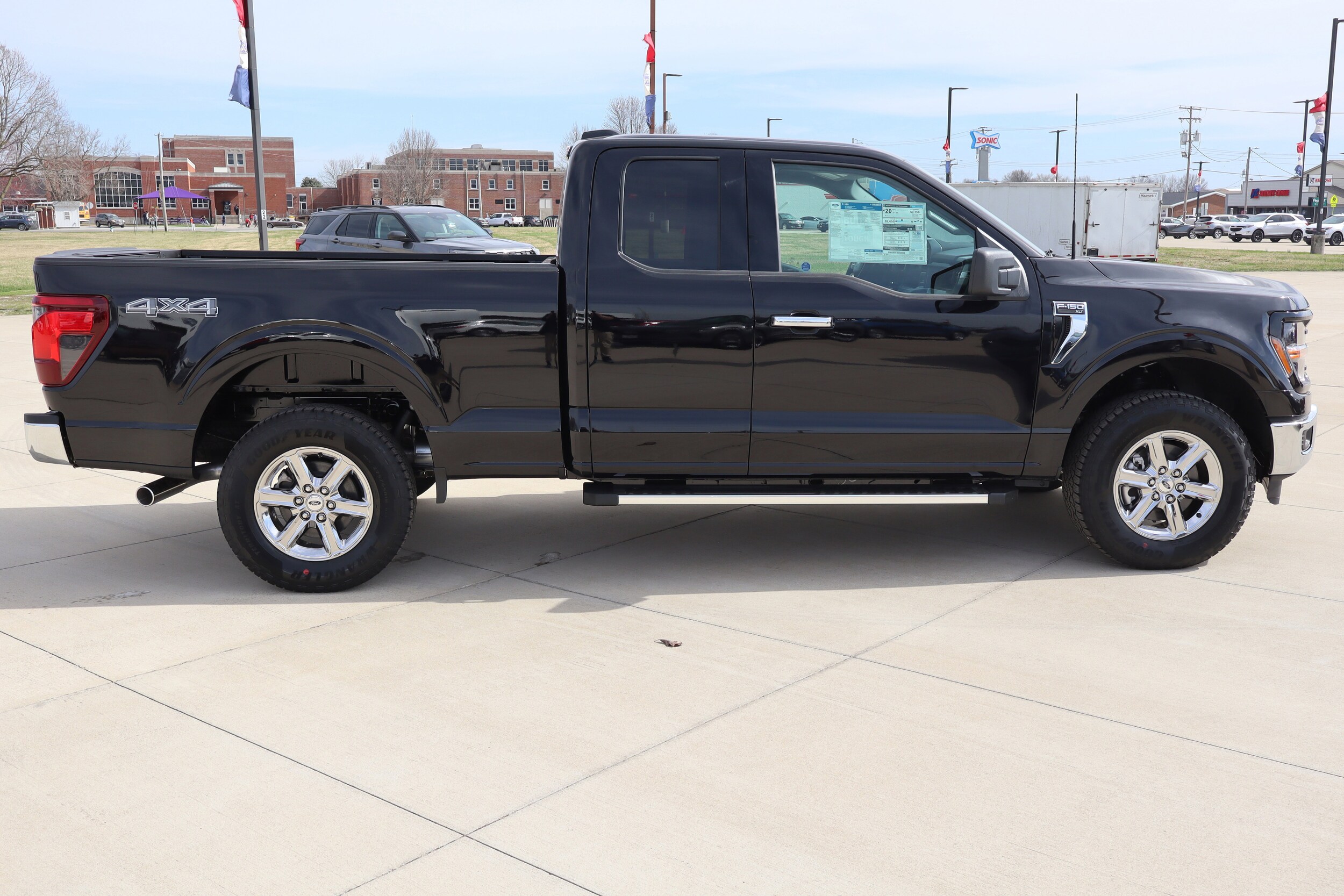 2025 Ford F-150 XLT photo 4