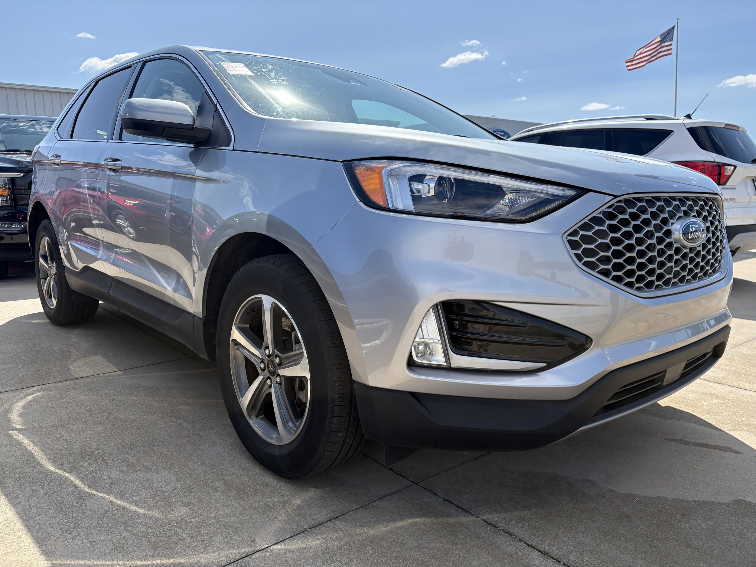 2023 Ford Edge SEL photo 2