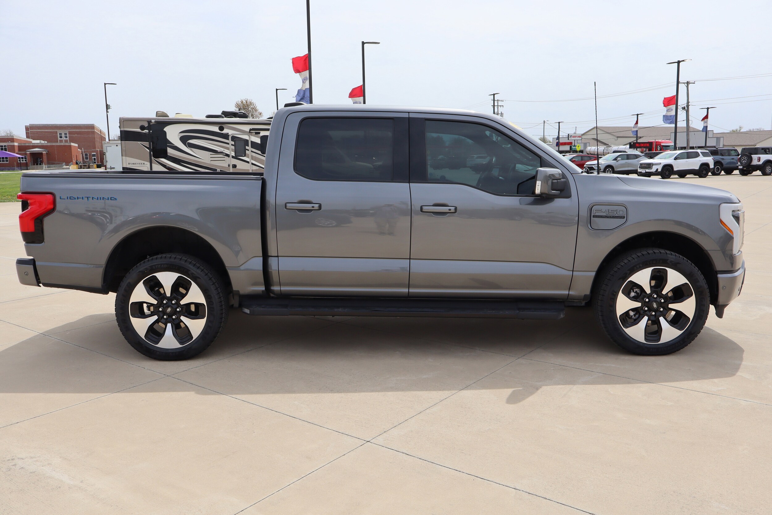 2023 Ford F-150 Lightning Platinum photo 4