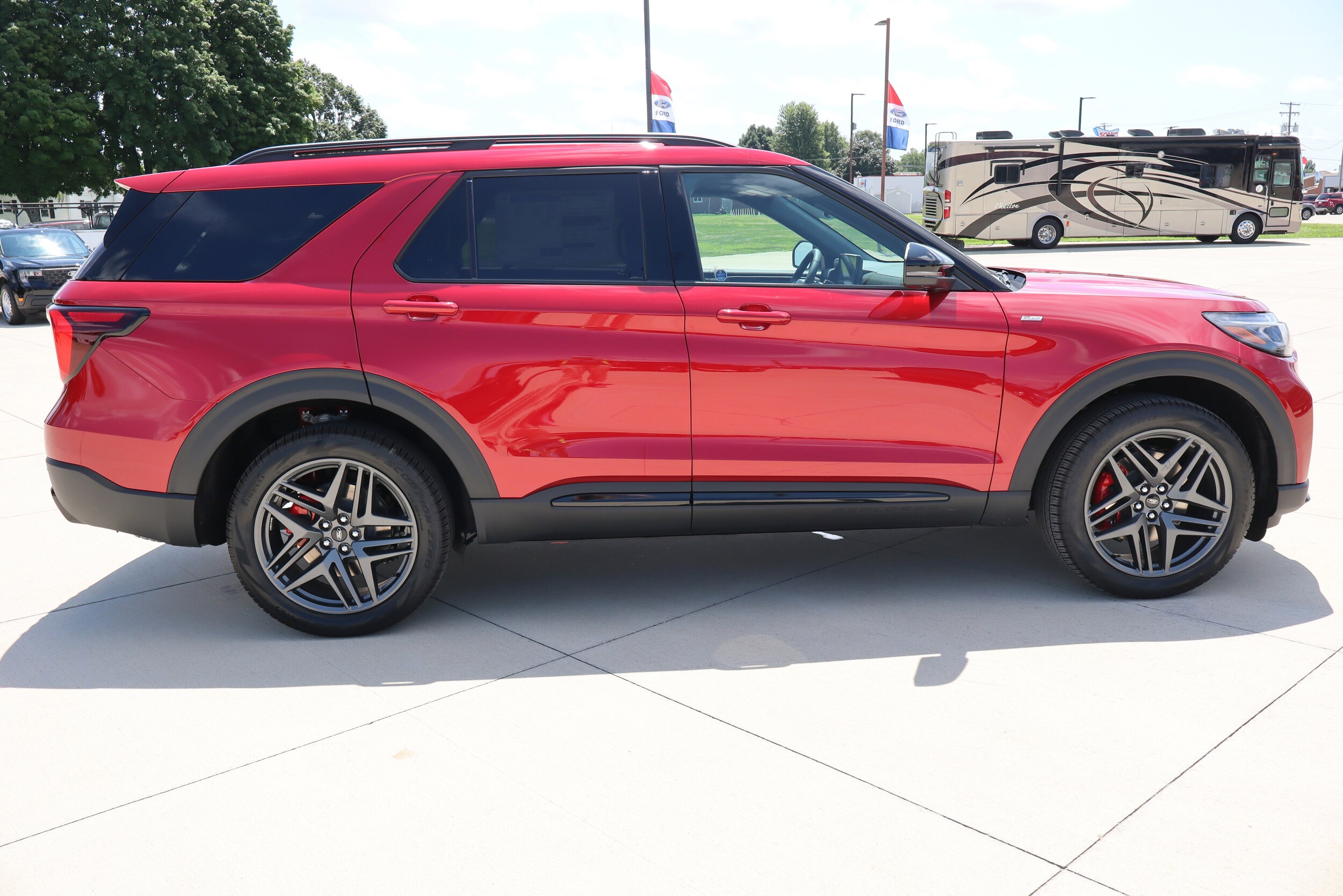 2025 Ford Explorer ST-Line photo 4