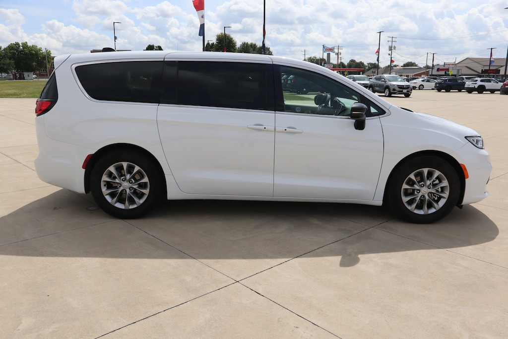Used 2026 Chrysler Pacifica Limited Van Passenger Van