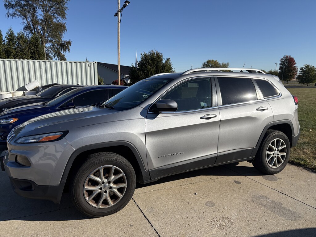 Used 2016 Jeep Cherokee Latitude SUV