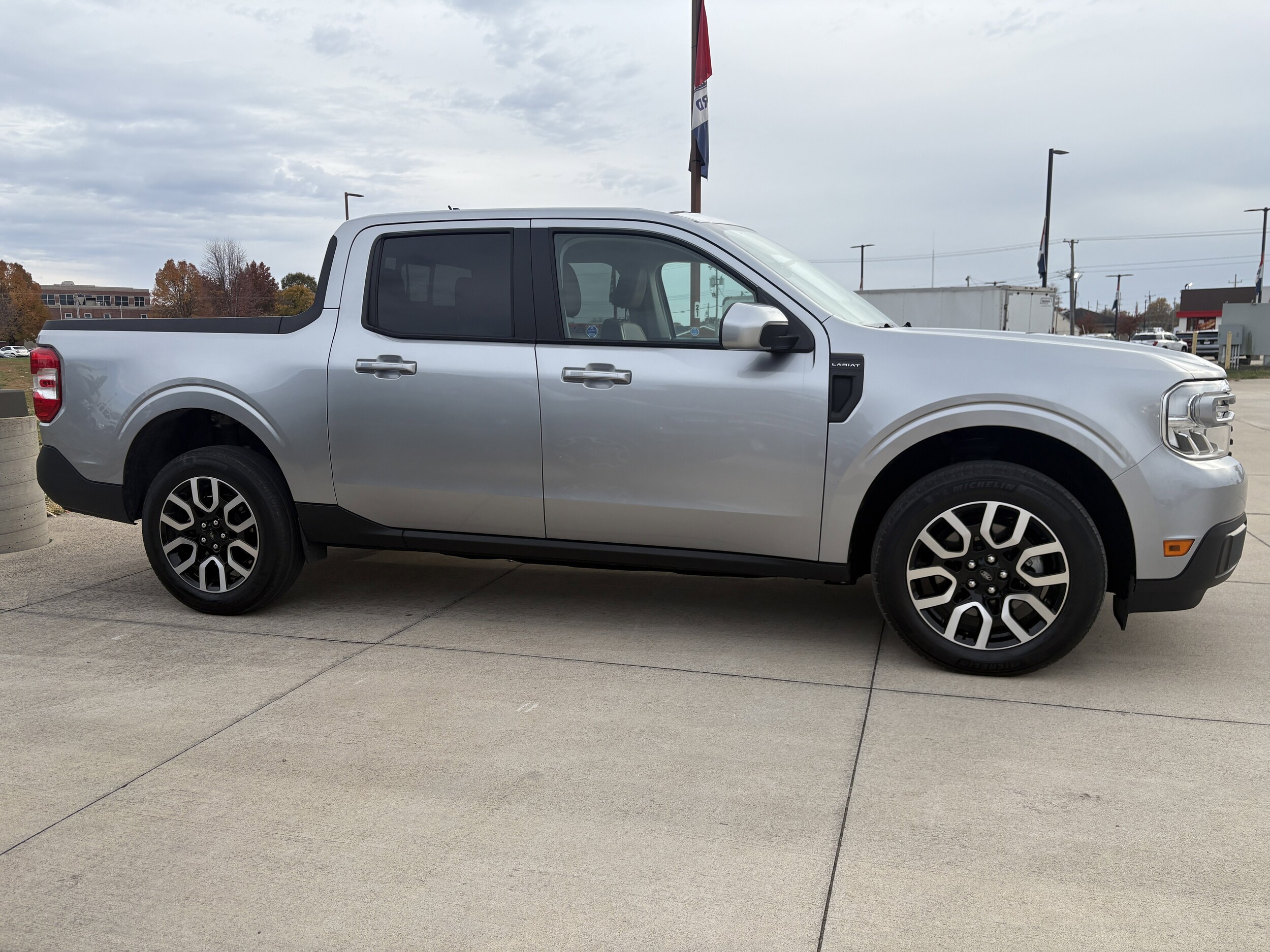 2023 Ford Maverick Lariat photo 2