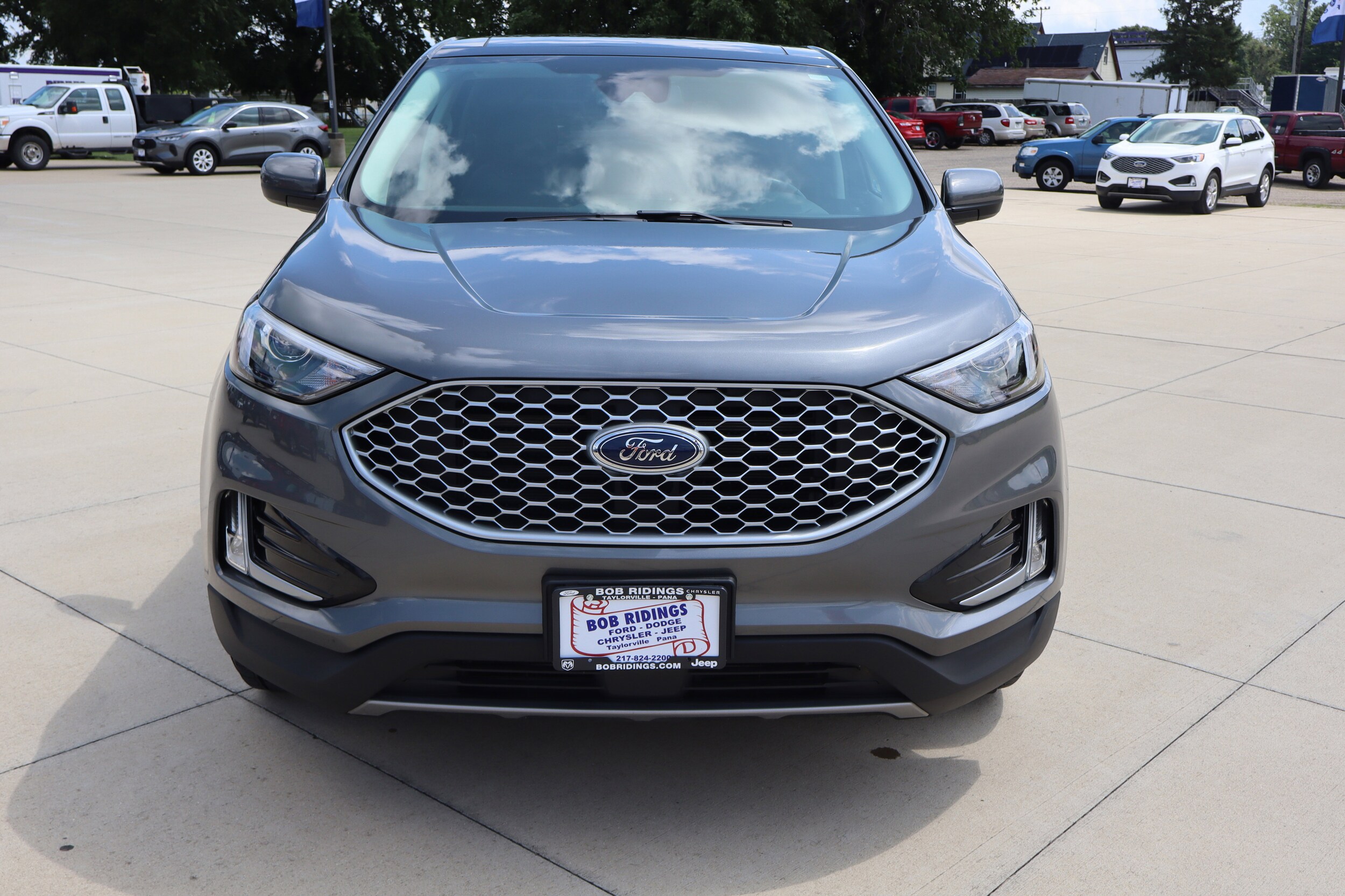 2023 Ford Edge SEL photo 2