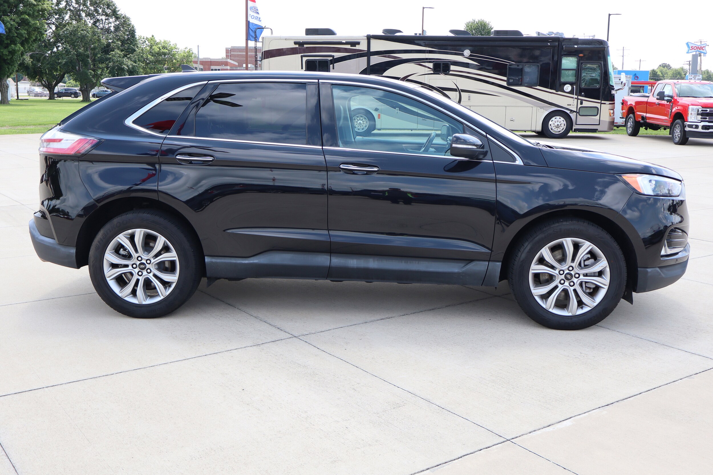 2024 Ford Edge Titanium photo 2