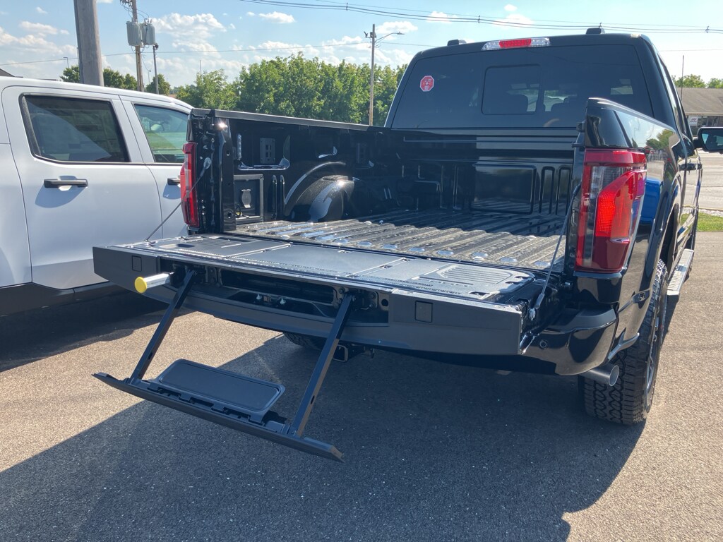 2025 Ford F-150 XLT photo 3