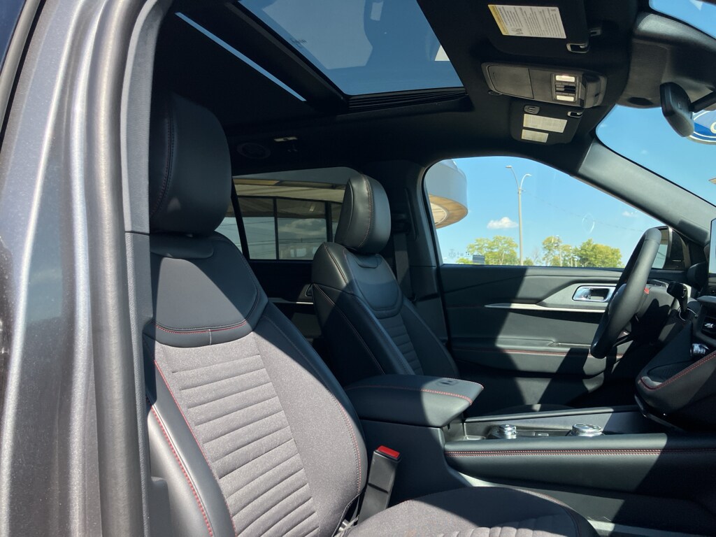 2025 Ford Explorer ST-Line photo 4